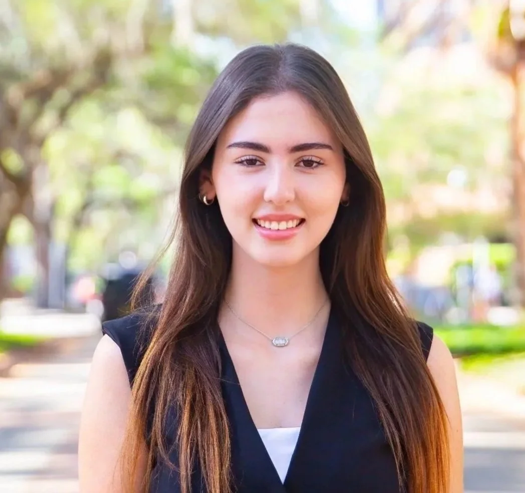 Carolina Mello headshot outside