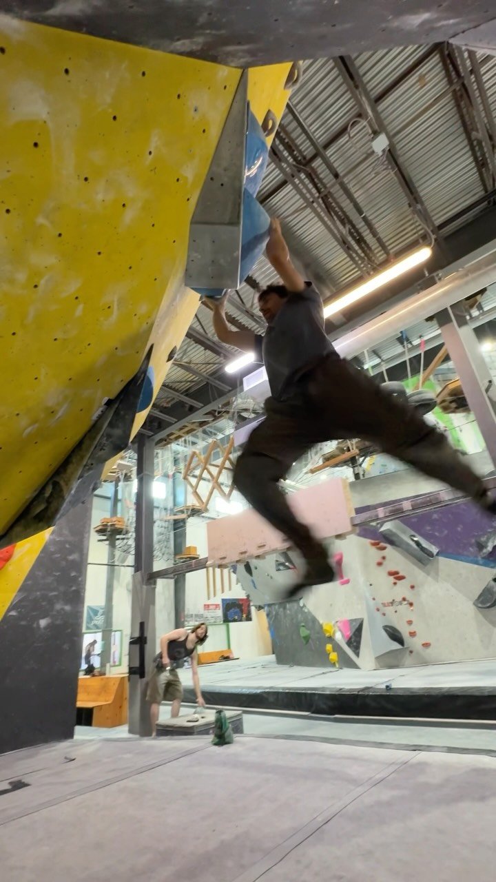 A boulder set on a Wednesday?!?! You’d better believe it 😎
Today, Dante takes down Aaron’s ⚡️ELECTRIC⚡️ V8 in the Kiddie Corner