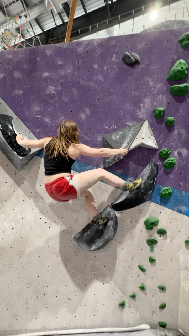 🧦 Erika rocks the socks off Jasper’s Black V7 on today’s slab set. Don’t underestimate this top out!! 🥶