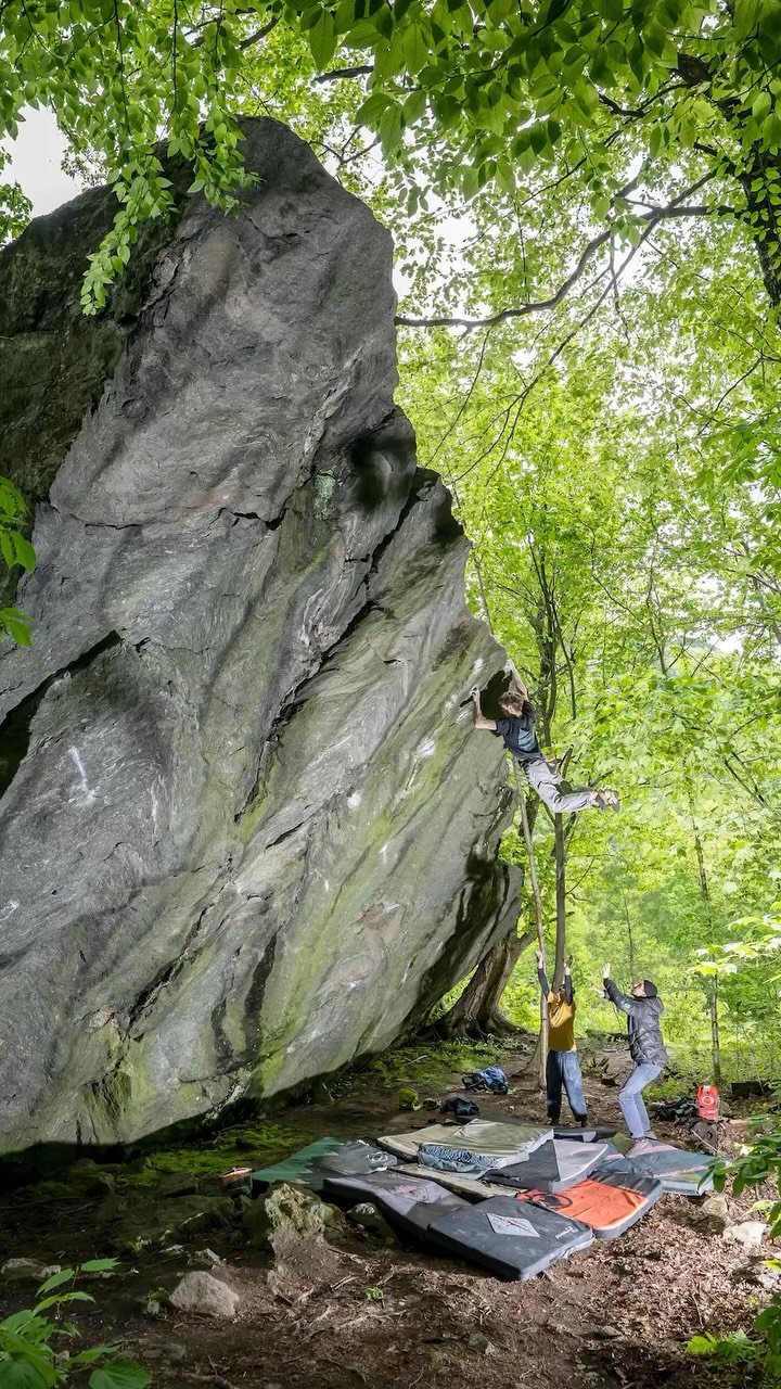 Last Wednesday, our own Patrick Daly FA’ed one of the most coveted and stunning boulder problems in New England!
Edit by @bodhikamitses
Read below for Peter Kamitses’s write up:
Back in 2000, I was out looking for boulders and explorin