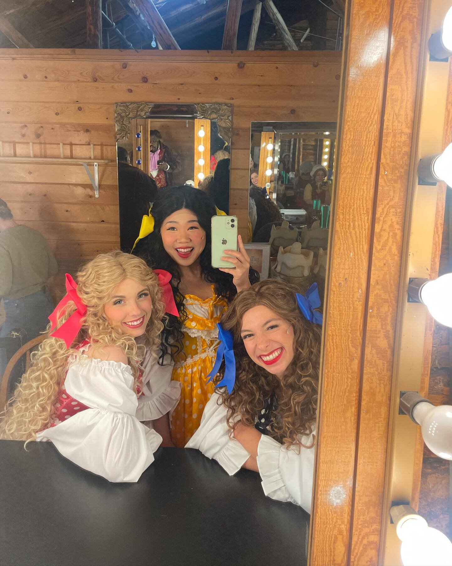 it&rsquo;s opening night!!! feeling silly🤪