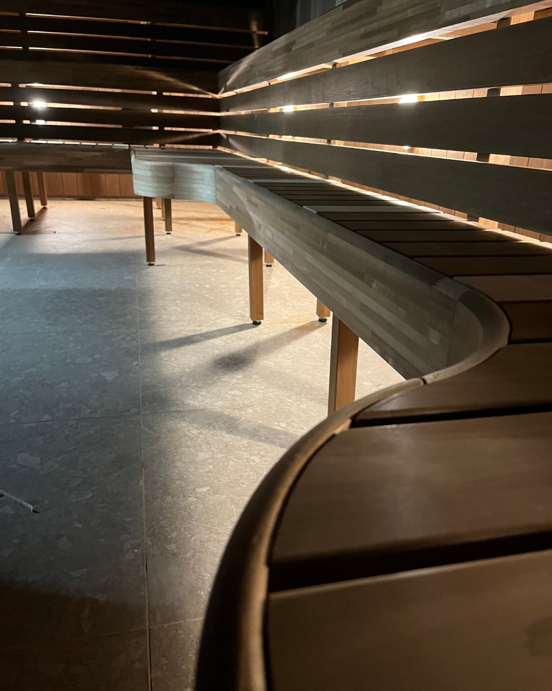 Eksklusiv finsk sauna med træbænke, saunaovn med sten og varmt, afslappende interiør – håndbygget kvalitetssauna fra Just Sauna.