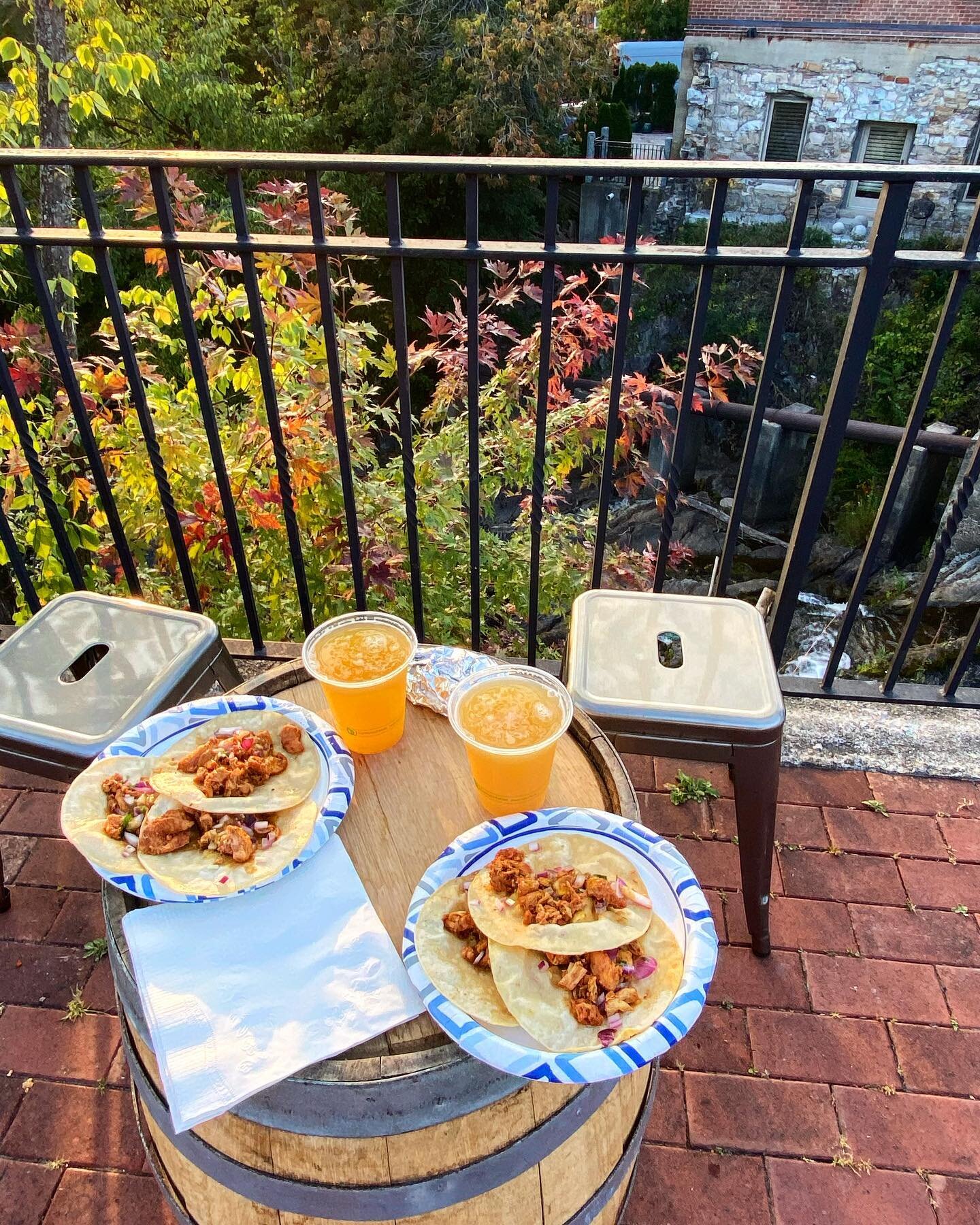 Who needs a stinking indoor dining room anyway?! Gracias to everyone who came out to Green Park today to see me and my friends at @redcloveralecompany! 💃🍻