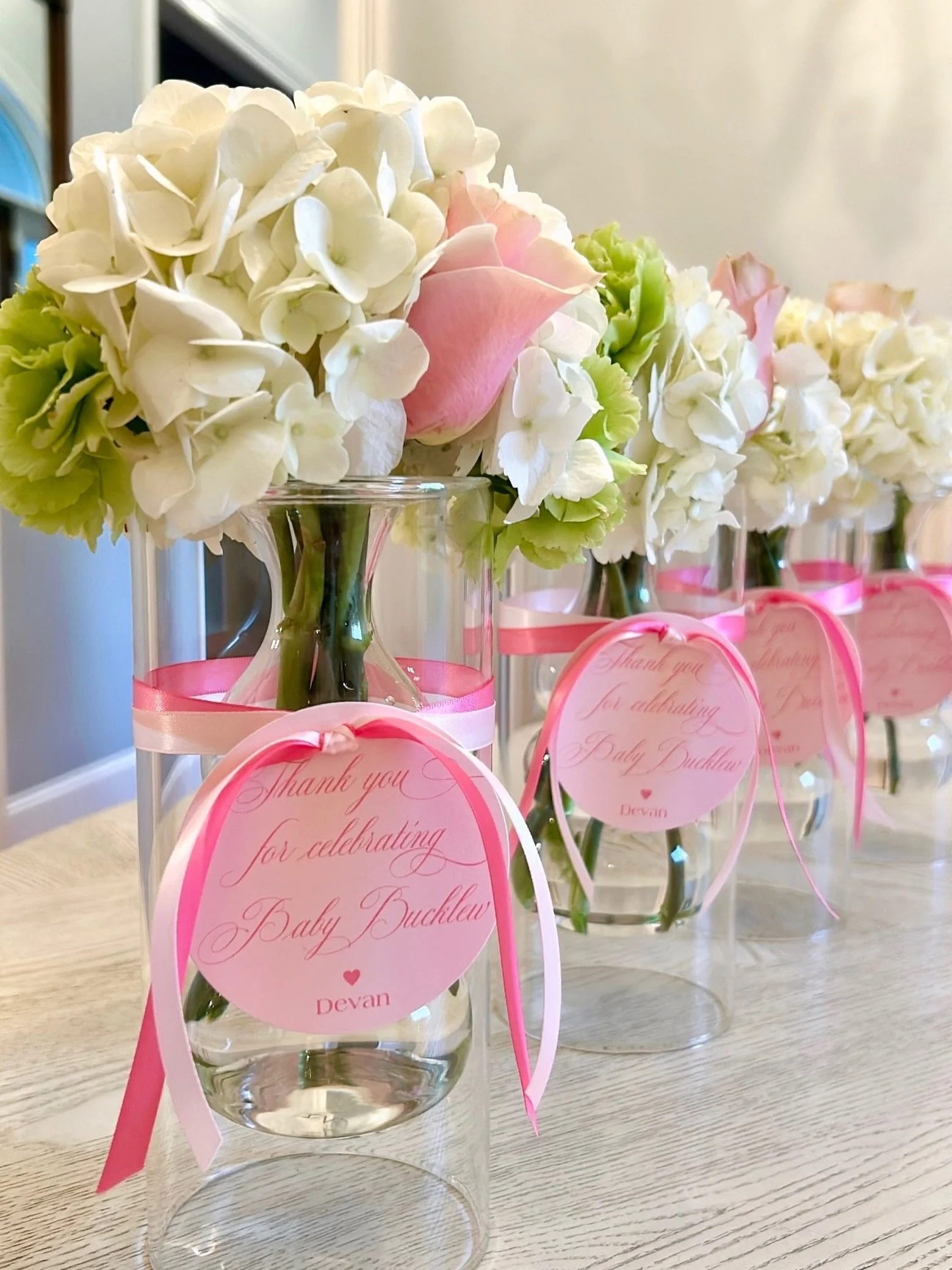 Personalized gift tags = the cherry on top of a beautiful, thoughtful host gift! Head to our website to order personalized gift tags for your next celebration 💕🌷🌼🎀🎉