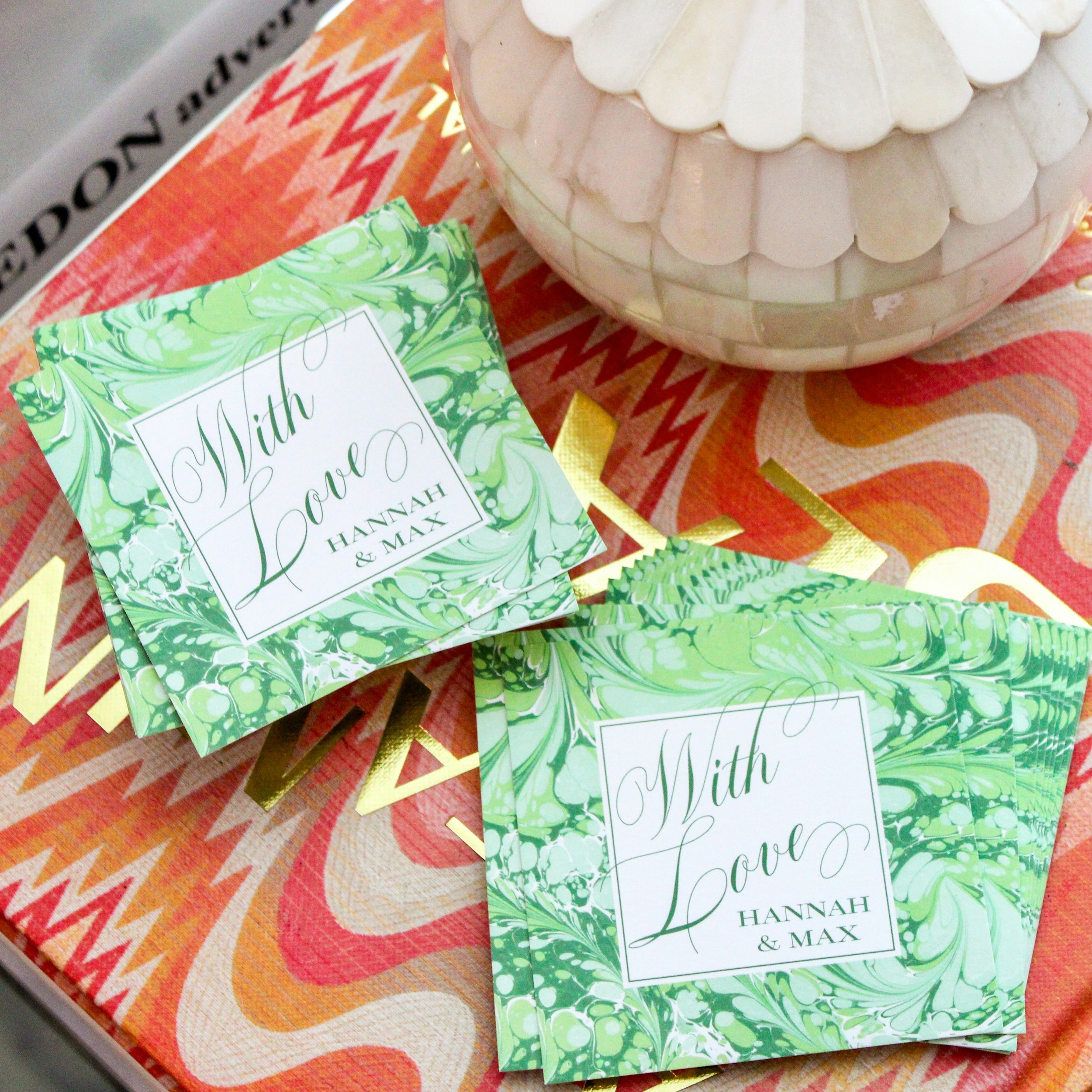 Modern, colorful, and effortlessly chic! Our marble tags add a memorable touch to your gift 💚 Pro tip: pair these tags with a more subtle wrapping paper -so the marble has its moment to shine!