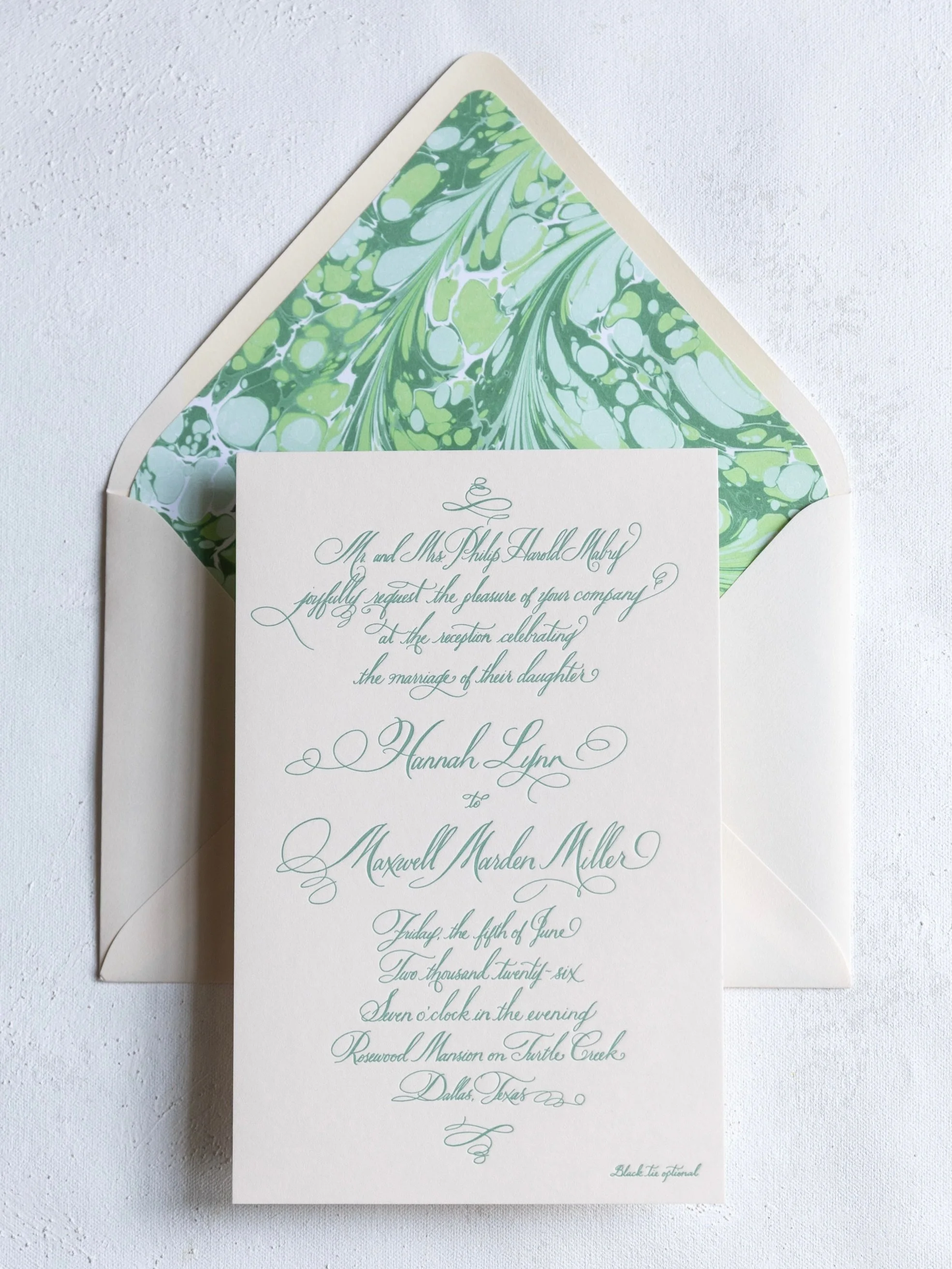 Every wedding suite deserves a standout detail. 💚 For this one, the marble envelope liners set the tone from the very first glimpse, complemented by beautiful calligraphy from the talented @tarajonescalligraphy Marble by @color.bylp -always! Photogr