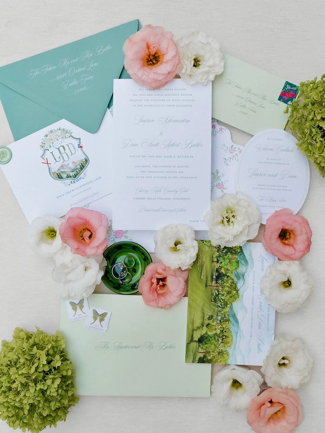 A fresh mix of greens for our Colorado bride! @lraederbutler The invitation suite&rsquo;s shades of green were carried throughout the wedding day, creating a beautiful, coordinated look from the first impression to the final details ✨

📸: @whitneyra