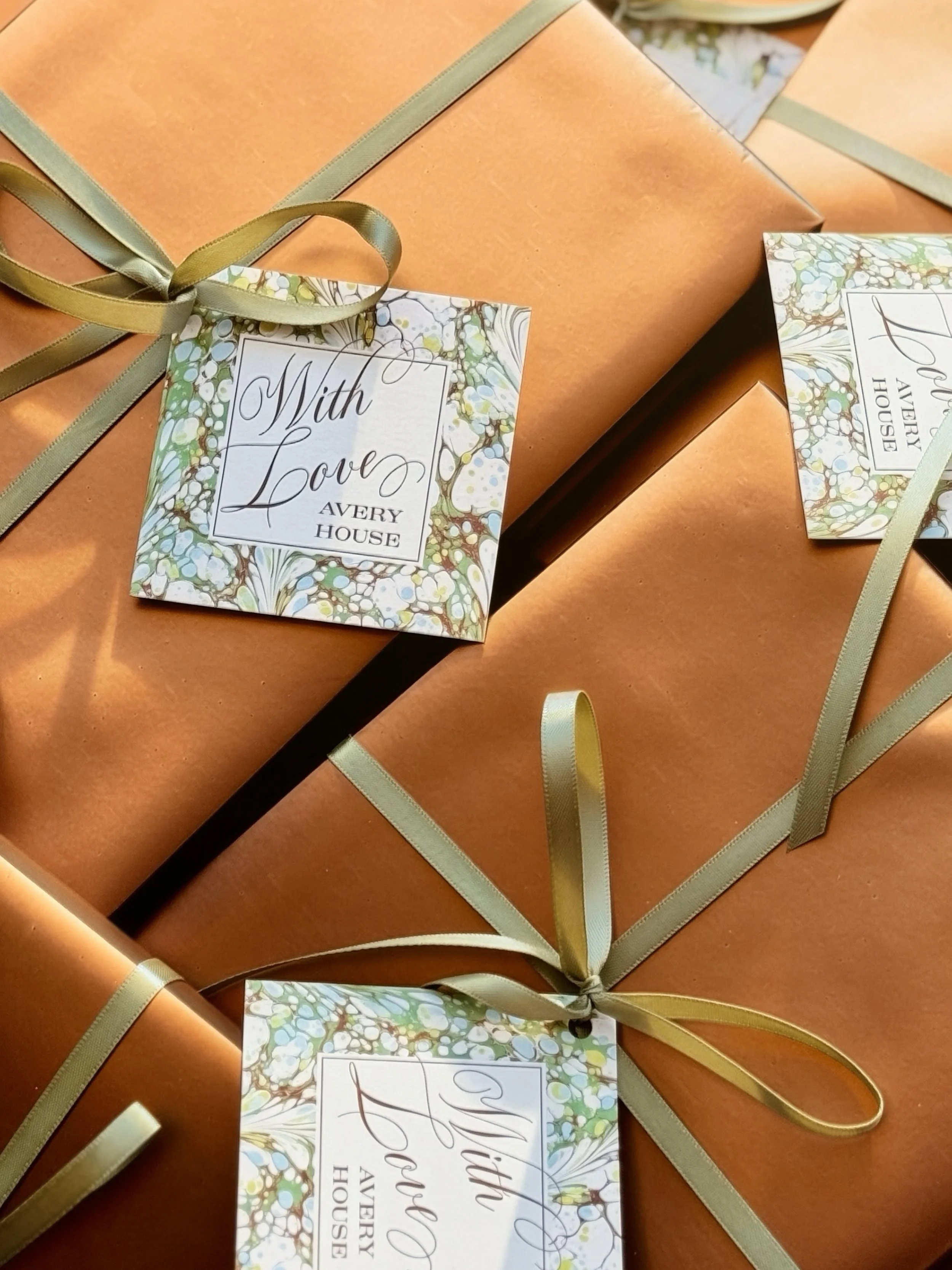 Proof that the prettiest wrapping doesn&rsquo;t have to be complicated!! 🤎 Simple paper &amp; ribbon allow these marble tags to SHINE 💚

Comment &ldquo;GIFT&rdquo; and we&rsquo;ll DM you all the products you needs to recreate this classic look 

Pr