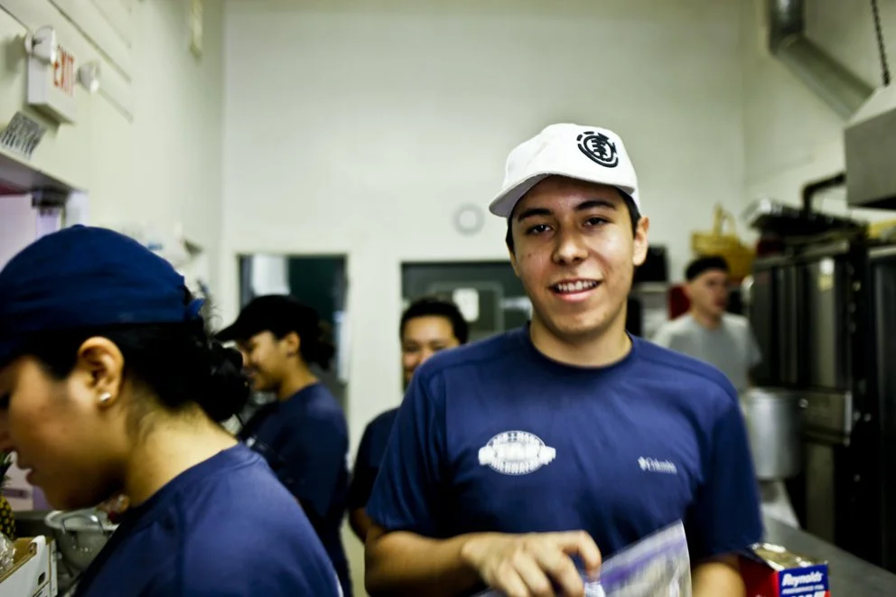 Joven chef mexicano seleccionando oportunidades de entrenamiento en artes culinarias en EE. UU.