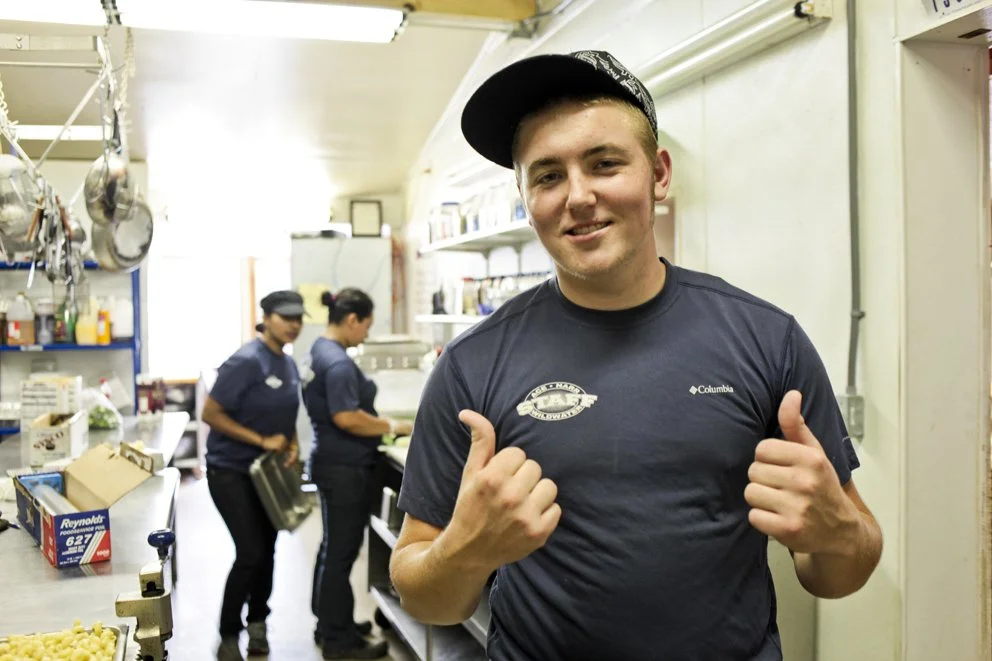 Estudiante culinario preparándose para vivir una experiencia internacional en la cocina de un hotel de lujo.
