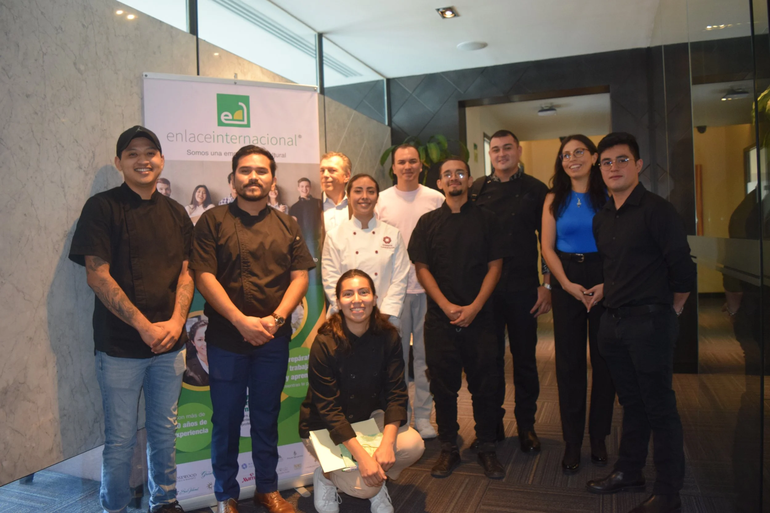 Chef practicante durante entrevista presencial en CDMX con Four Seasons Resort Palm Beach para visa J1.