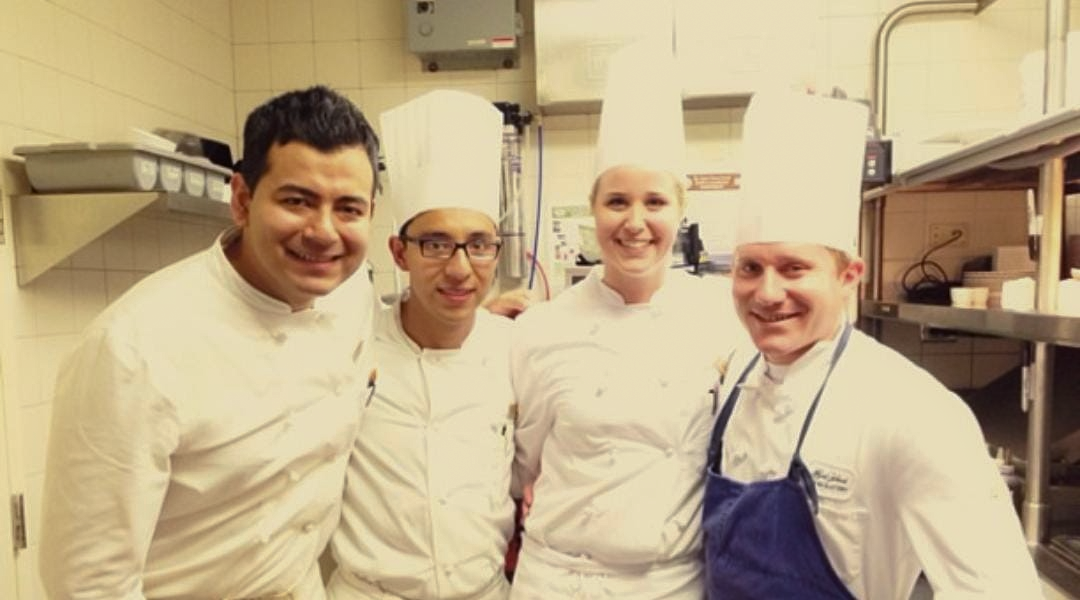 Jóvenes profesionistas desarrollando habilidades en cocina, hotelería y turismo a través de prácticas en Estados Unidos.