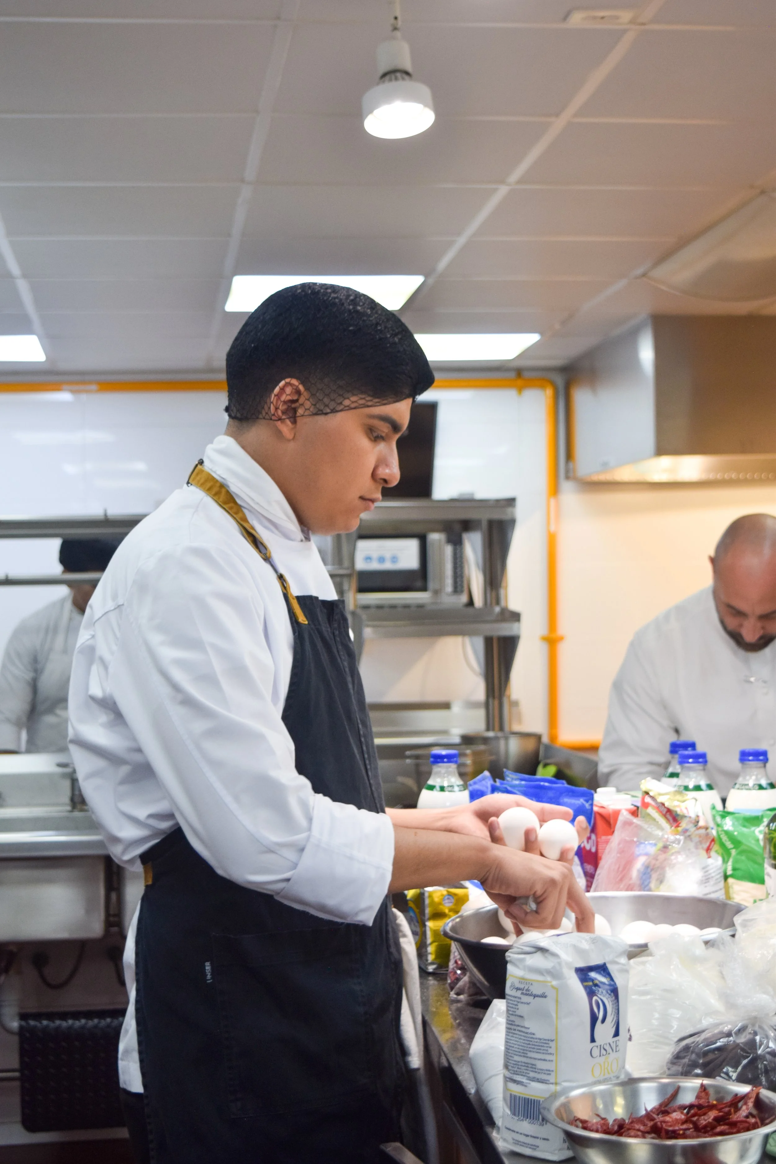 óvenes talentos culinarios preparándose para vivir una experiencia profesional internacional en Four Seasons Palm Beach con apoyo de Enlace Internacional.