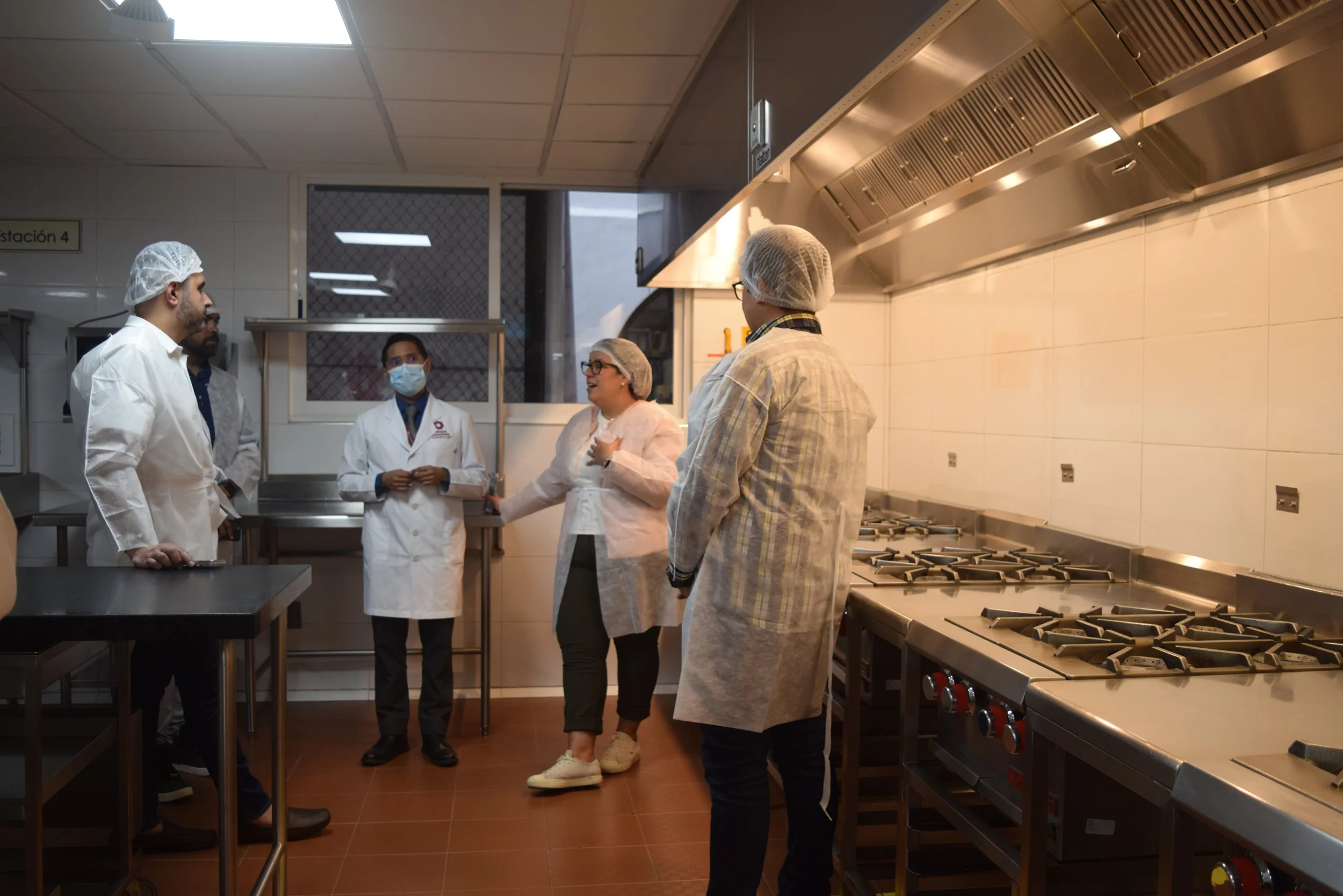 Jóvenes talentos culinarios entrevistándose con reclutadores del Four Seasons Resort Palm Beach en Ciudad de México.