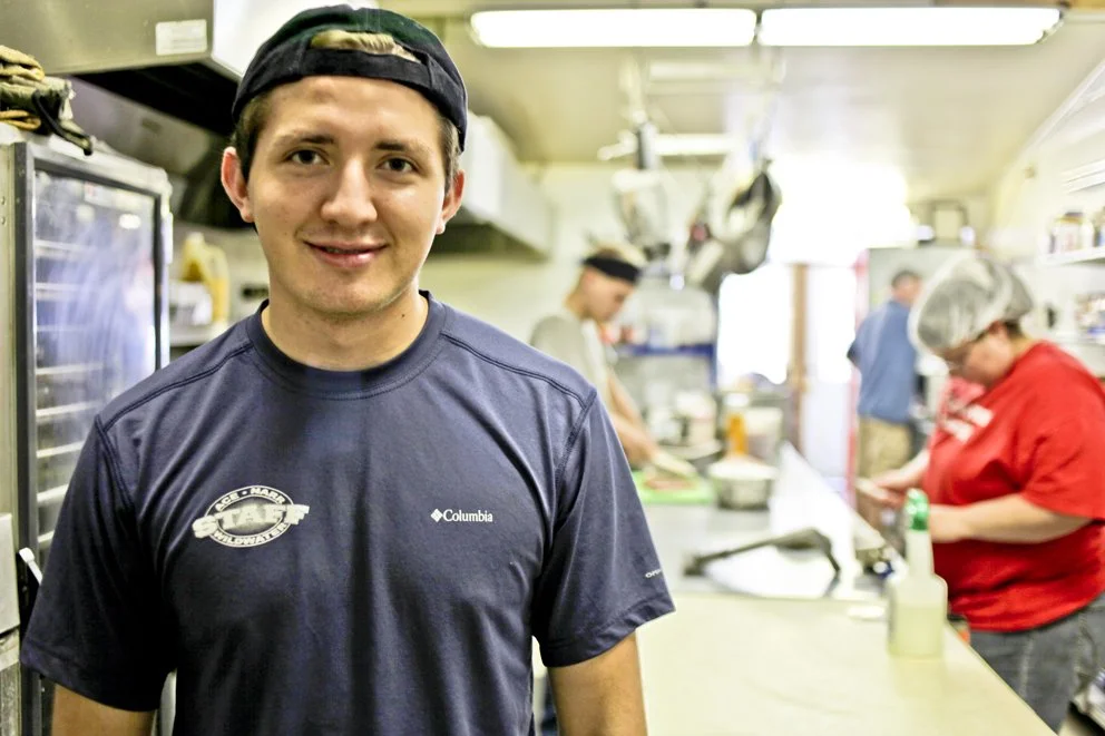 Estudiante culinario preparándose para vivir una experiencia internacional en la cocina de un hotel de lujo.
