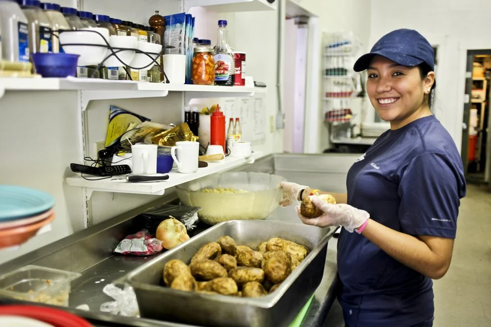 Estudiante culinario preparándose para vivir una experiencia internacional en la cocina de un hotel de lujo.