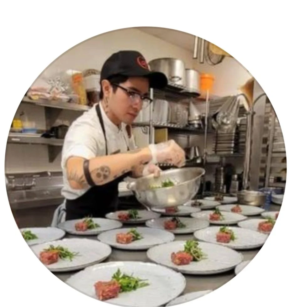 Joven chef en cocina profesional realizando prácticas en restaurante de EE. UU. con visa J1.