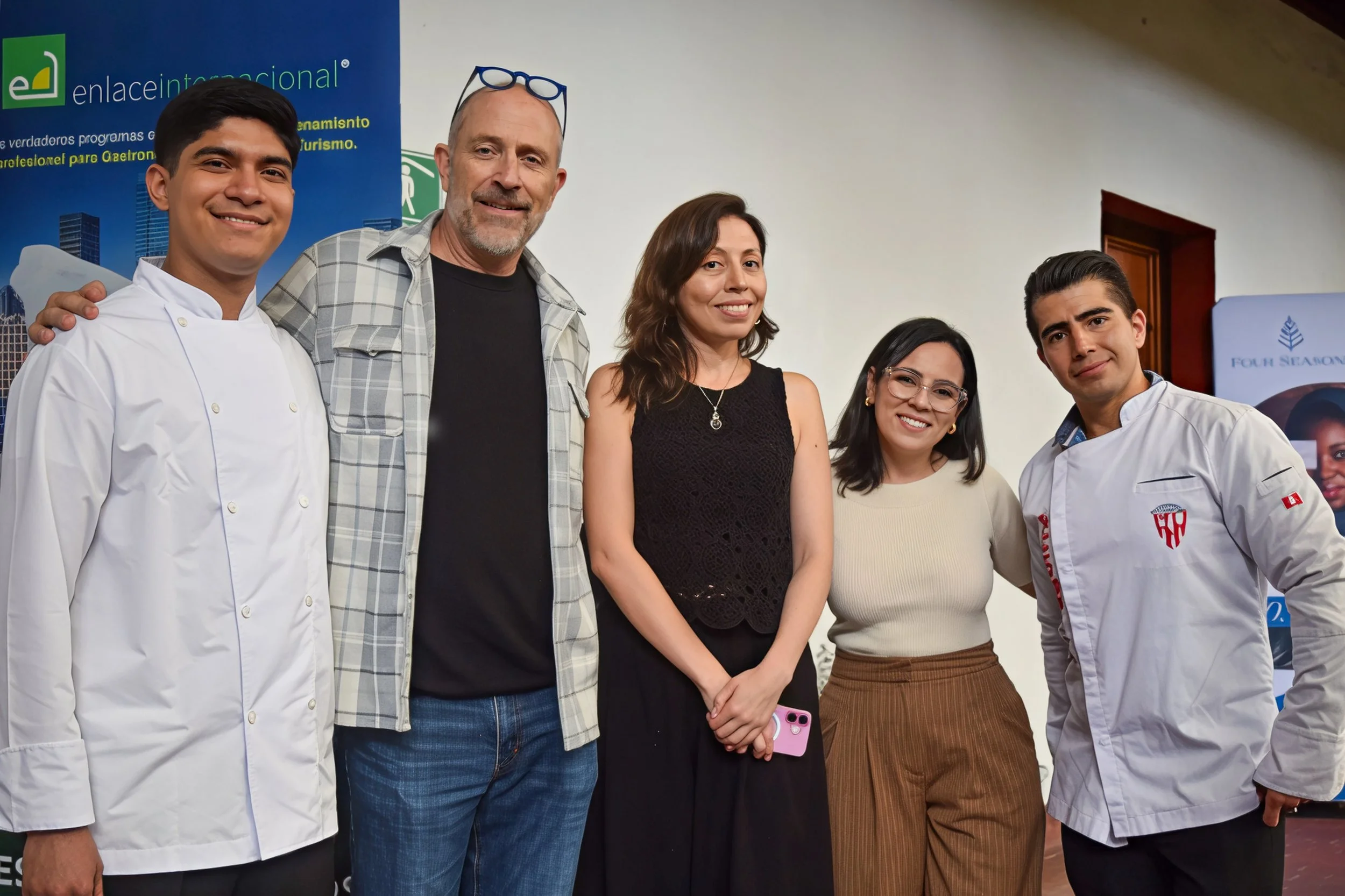Candidatos participando en entrevistas presenciales para prácticas culinarias con visa J1 en Four Seasons Resort Palm Beach.