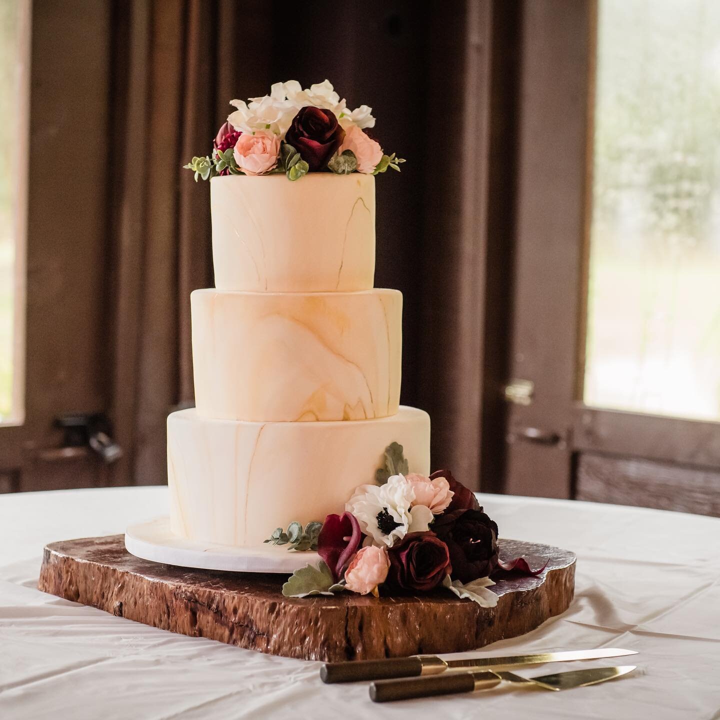 Doesn&rsquo;t this cake look amazing? Would you be shocked if I told you these were silk florals~ While there are are definitely differences when you look closely, we strive to give you the highest quality silk florals to rent so you don&rsquo;t have