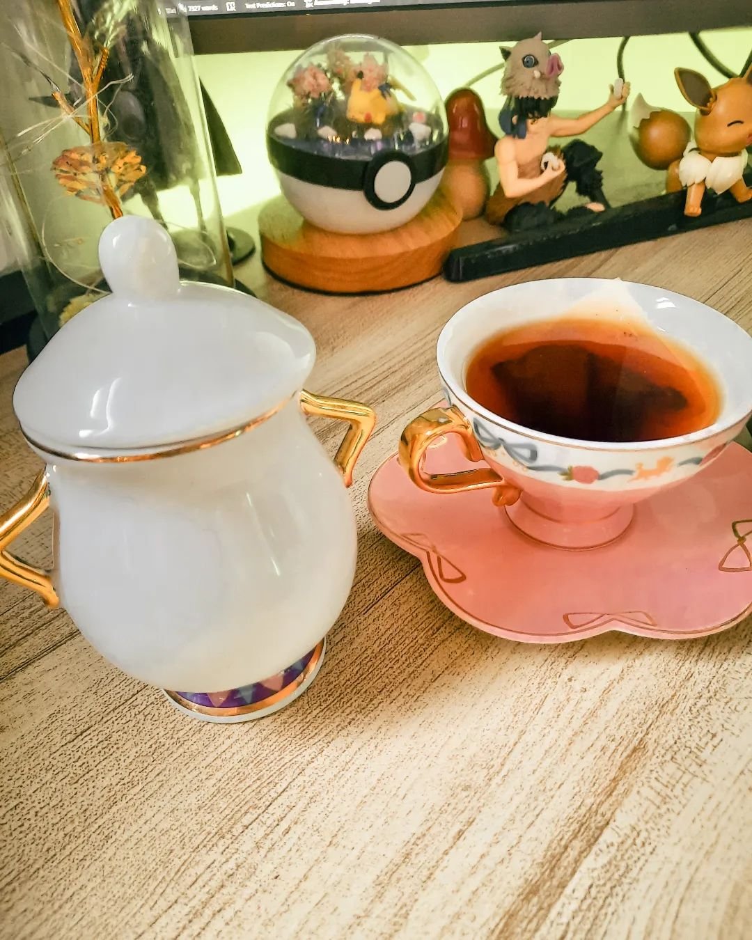 It's time for tea 🍵 💚

Sometimes I'm worried it'll be impossible for me to market myself and my books cause I mix aesthetics as much as I mix genres lol

It's gotta be an adhd thing.

Also fun fact: this is an old pic, cause I'm really sick with al
