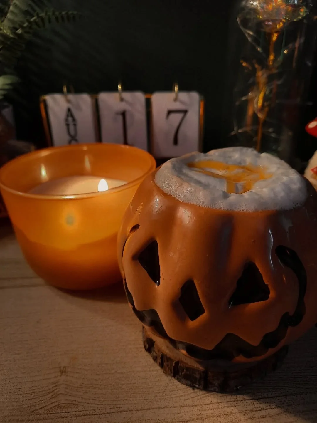 Definitely not me pretending its fall while we're under a heat advisory, ofc not 🎃

Today I'm gonna finish a cozy fantasy short story! I've got my old friends caramel scented candle and caramel macchiato in a jack o' lantern mug to help me!

Now som