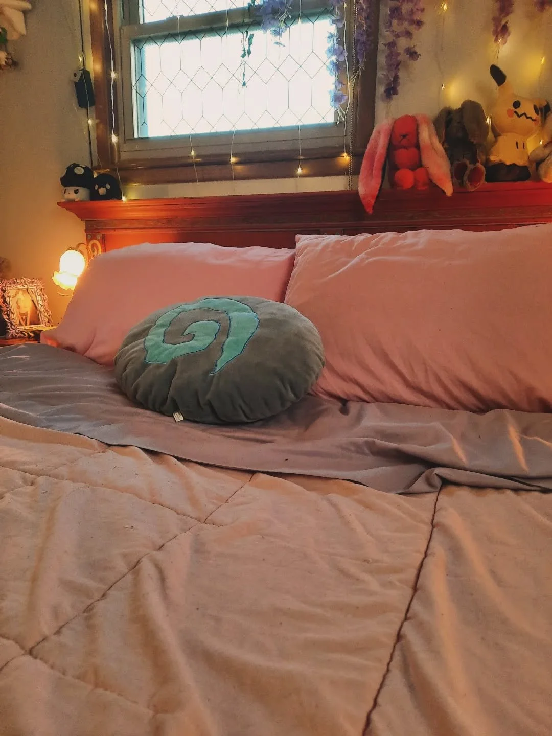 Cozy days in 💚 Its gloomy and gray and might even rain in a little bit 🌧

After yesterday, I'm so tired lol. All I wanna do is stay curled up in bed all day lol

But, alas, I must at least get up.

Also, because they're in the picture, I want @amer