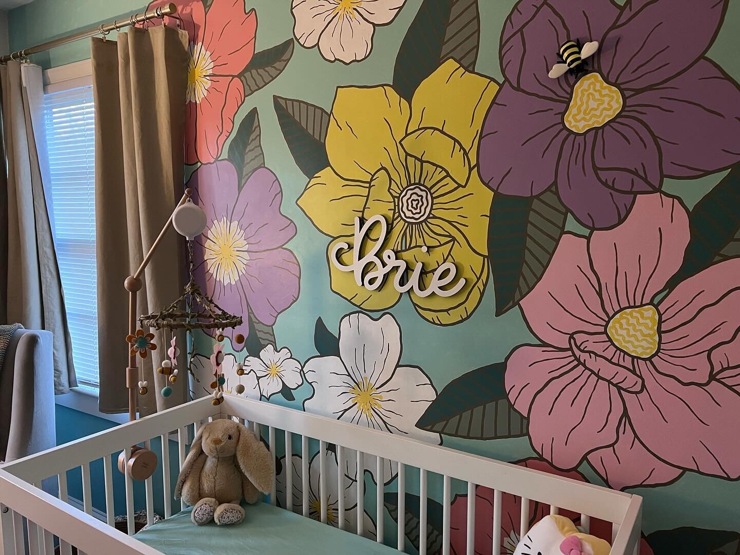 In April 2020 with nothing to do but Stay Home 🏠, I painted a flower 🌸 mural in my guest bedroom. (Swipe to see last pic!) Fast forward to 2023 and I gave the mural a refresh for my daughter&rsquo;s nursery 👶🏻! Complete with a custom name sign my