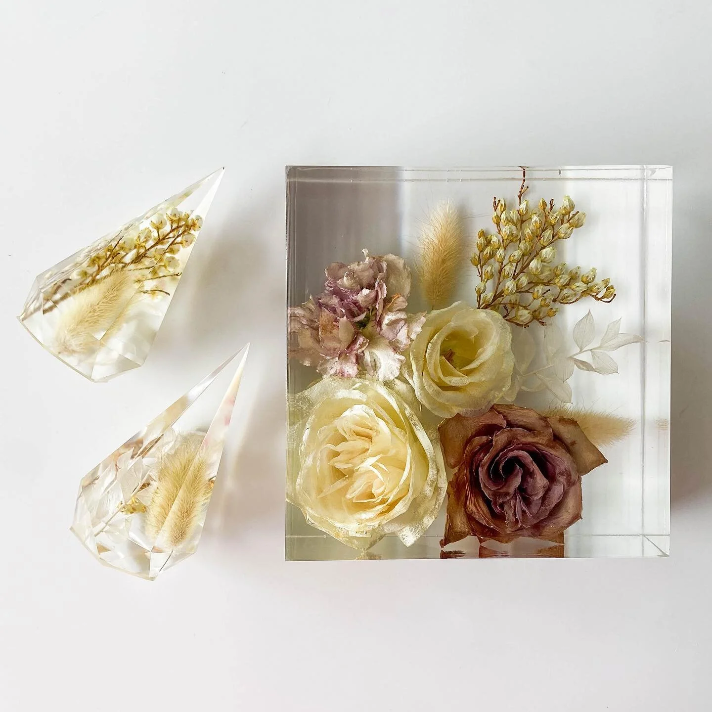 For Elisha 🧡
&bull;
&bull;
Floral preservations are now open for until mid-2024, link to book in bio
&bull;
&bull;
Mould - @moldi.resinmolds (use &lsquo;Clarissa10&rsquo; for a discount) &amp; @aajmolds 
Resin - @barnesproducts 
Flowers - @forgetmen