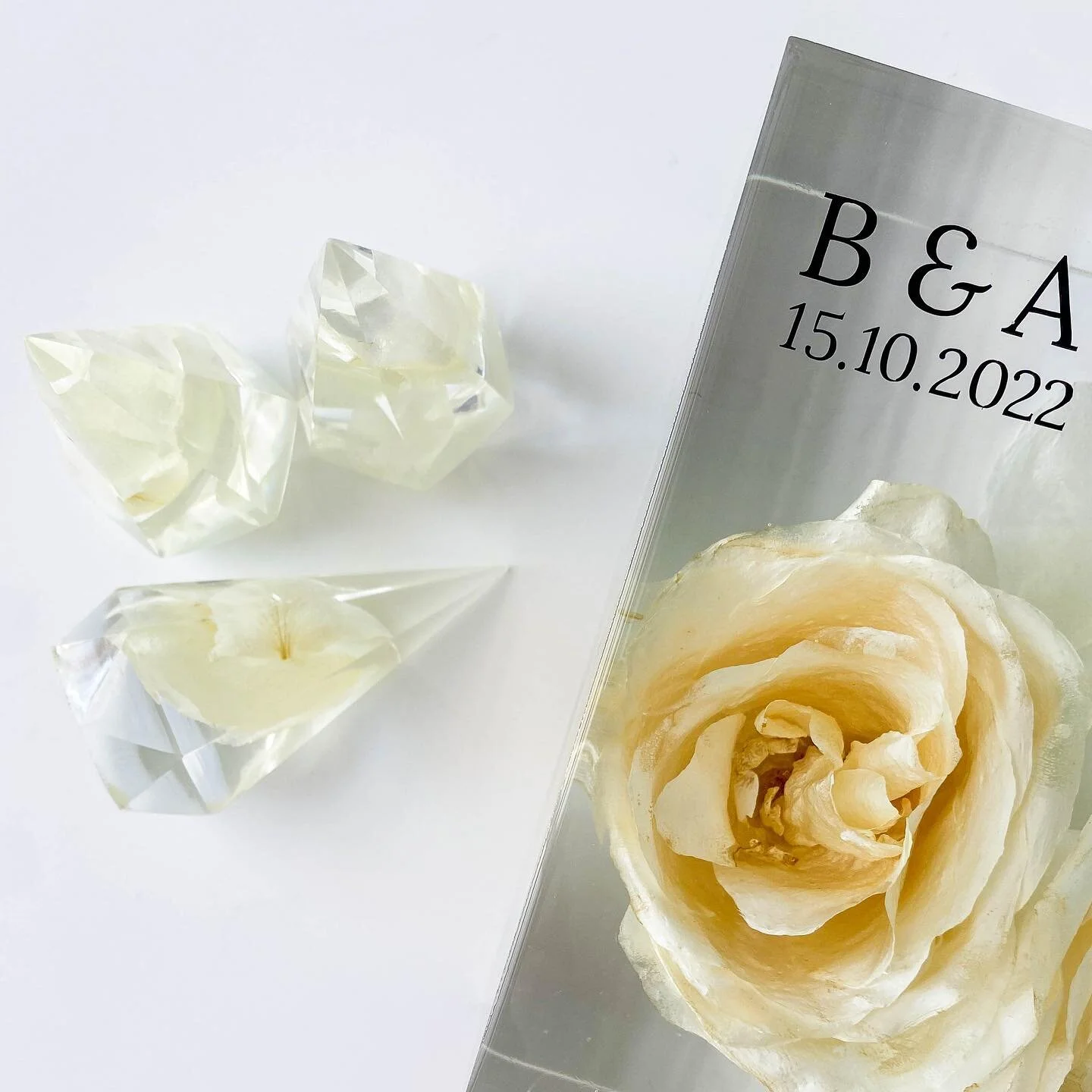 For Bettina 🤍
&bull;
&bull;
Floral preservations are now open for until mid-2024, link to book in bio
&bull;
&bull;
Mould - @moldi.resinmolds (use &lsquo;Clarissa10&rsquo; for a discount) &amp; @aajmolds 
Resin - @barnesproducts 
Flowers - @haileypa