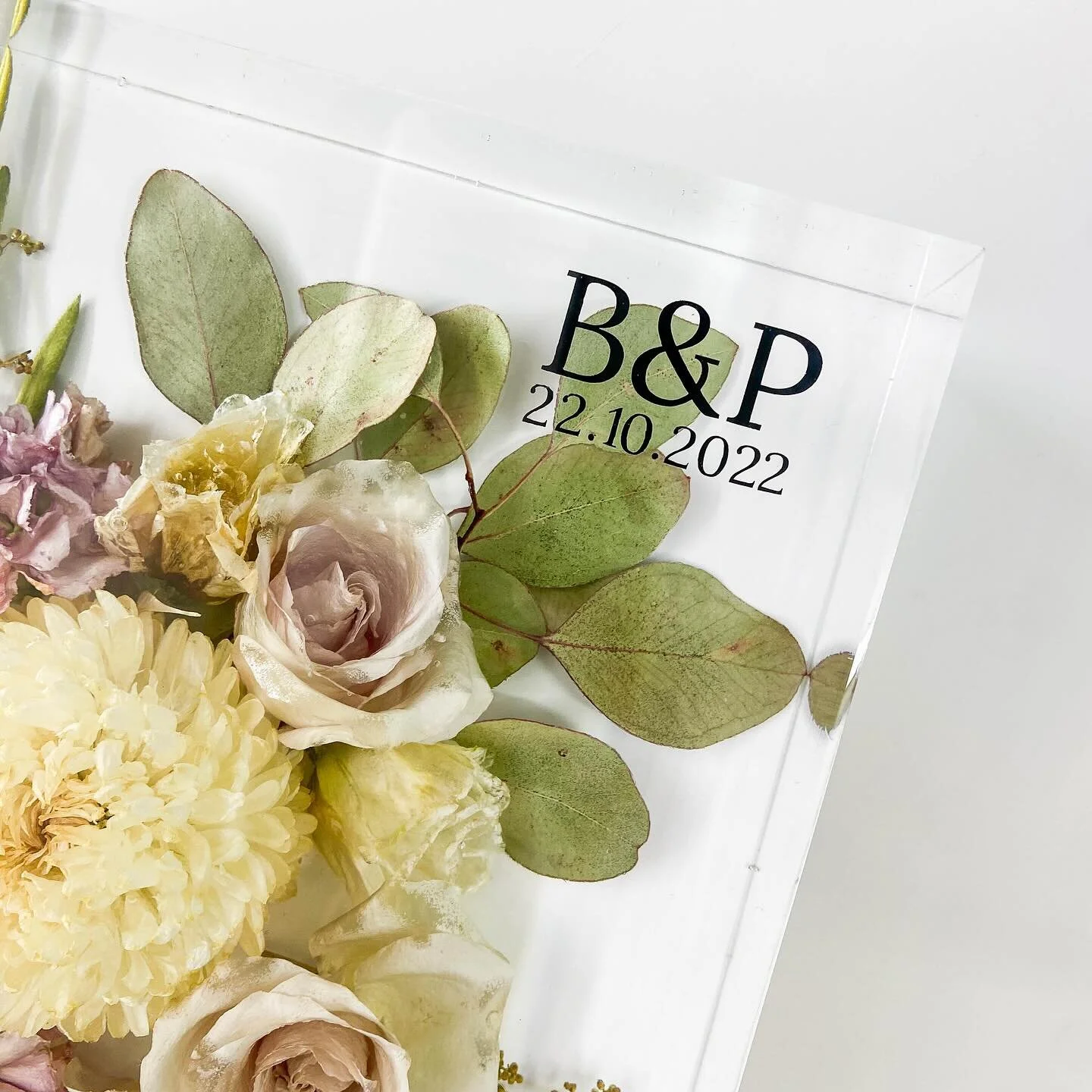 Our custom text option adds some personalisation to your piece, we can work with you on fonts and colours. This one is for the lovely Brie ❤️
&bull;
&bull;
Floral preservations are now open for until mid-2024, link to book in bio
&bull;
&bull;
Mould 