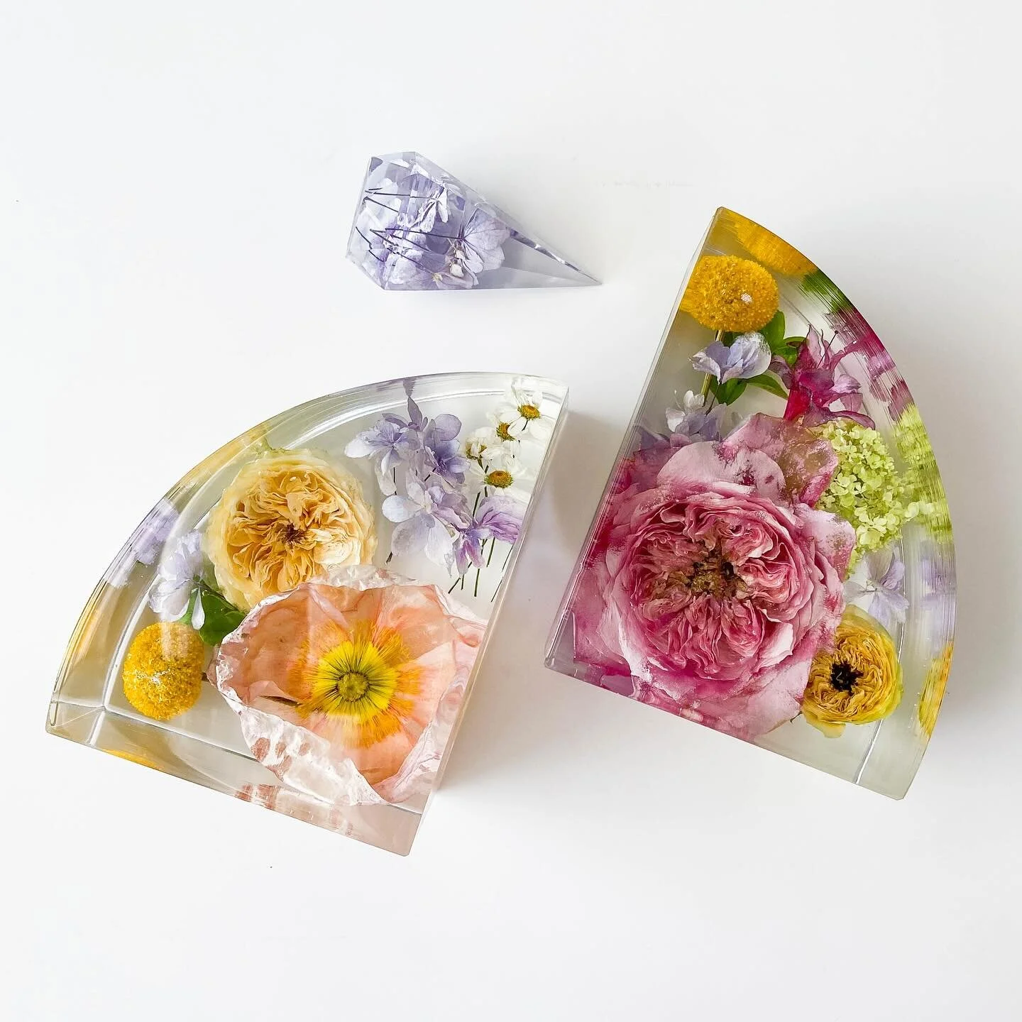 Gosh I&rsquo;m obsessed with these bookends! If this isn&rsquo;t inspo to bring me colour then I don&rsquo;t know what is 🌸 Kate surprised her sister with these after stealing her bouquet after the big day ☺️ 
&bull;
&bull;
Floral preservations are 
