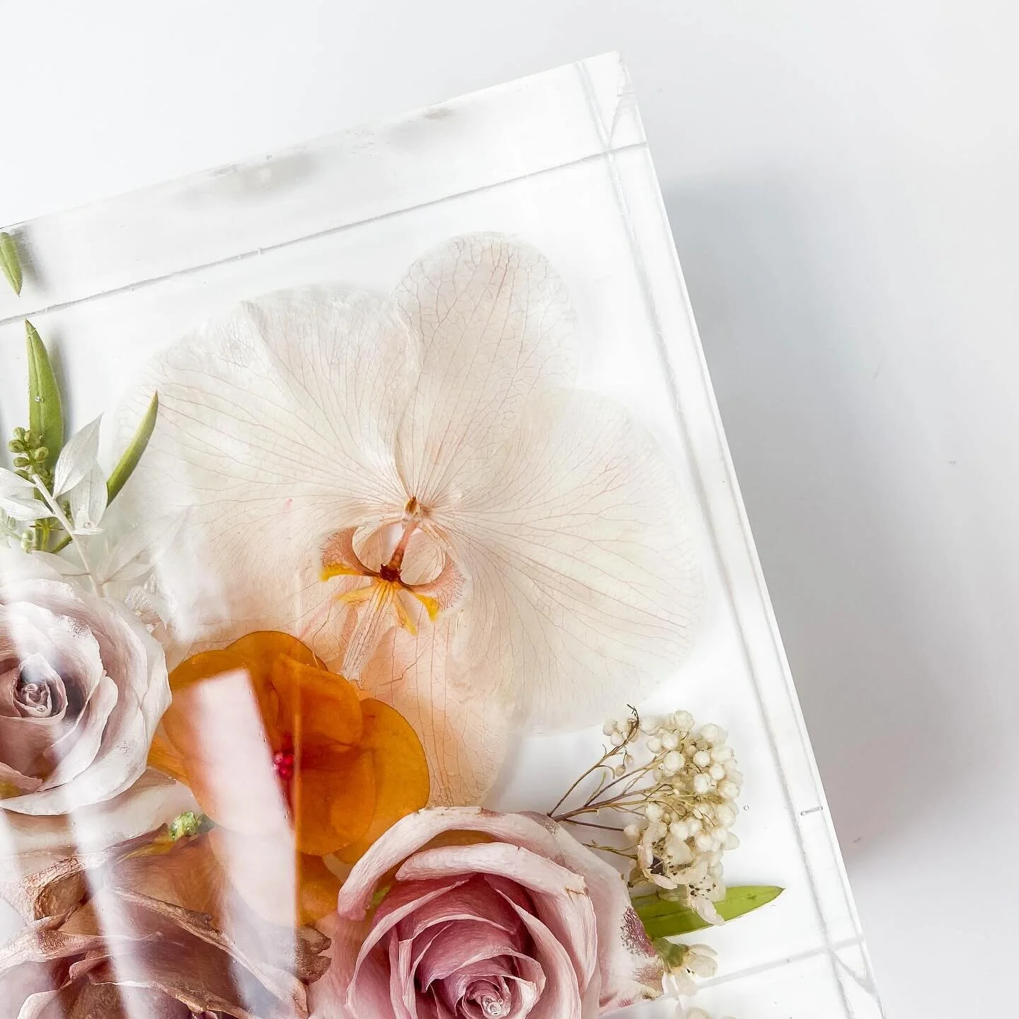 Our 15x15 for the lovely Emily ❤️
&bull;
&bull;
Floral preservations are now open for until mid-2024, link to book in bio
&bull;
&bull;
Mould - @moldi.resinmolds (use &lsquo;Clarissa10&rsquo; for a discount) &amp; @aajmolds 
Resin - @barnesproducts 
