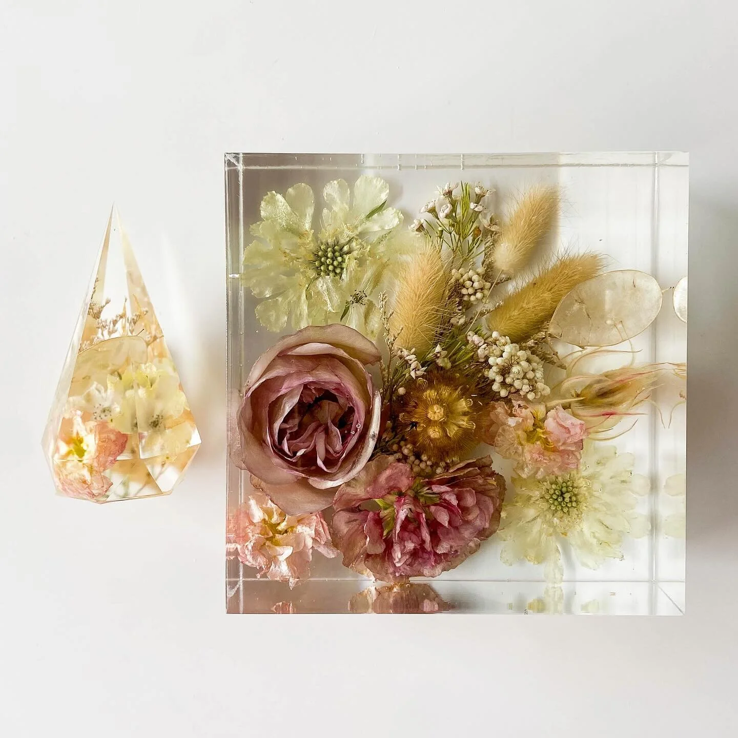 For Kasey 🌸
&bull;
&bull;
Floral preservations are now open for until mid-2024, link to book in bio
&bull;
&bull;
Mould - @moldi.resinmolds (use &lsquo;Clarissa10&rsquo; for a discount) &amp; @aajmolds 
Resin - @barnesproducts 
Flowers - @wild_in_lo