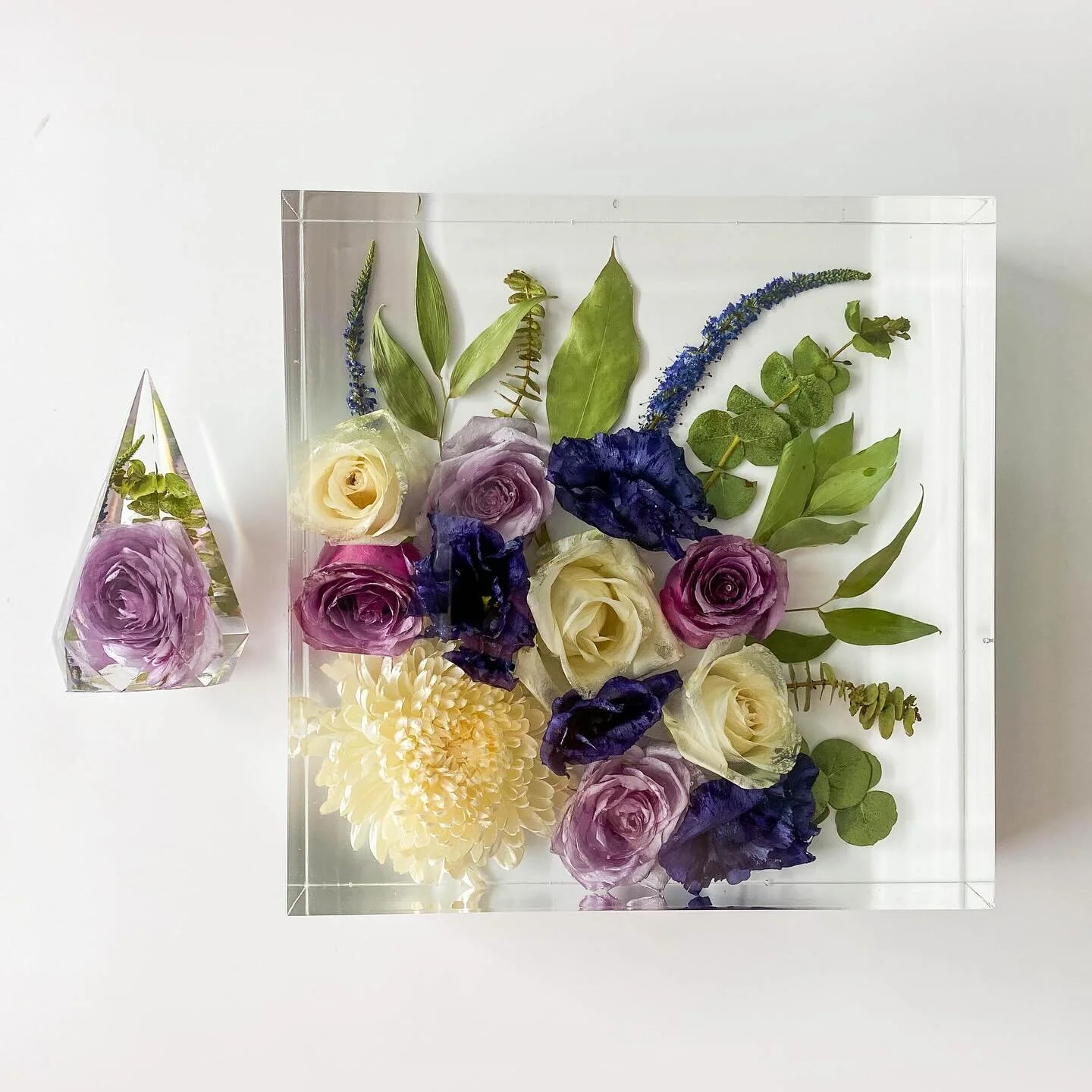 For Elizabeth 🤍
&bull;
&bull;
Floral preservations are now open for until mid-2024, link to book in bio
&bull;
&bull;
Mould - @moldi.resinmolds (use &lsquo;Clarissa10&rsquo; for a discount) &amp; @aajmolds 
Resin - @barnesproducts 
Flowers - @flower