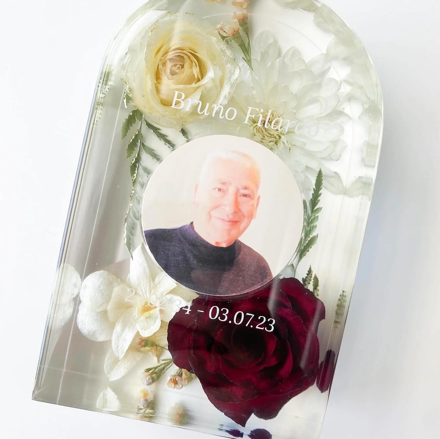It was my nonno&rsquo;s birthday the other day, I miss him everyday. Love you Nonno ❤️
&bull;
&bull;
&bull;
Mould - @aajmolds 
Resin - @barnesproducts 
&bull;
&bull;
&bull;
&bull;
#resinart #weddingbouquet #wedding #floweresin #floralart #presevedflo
