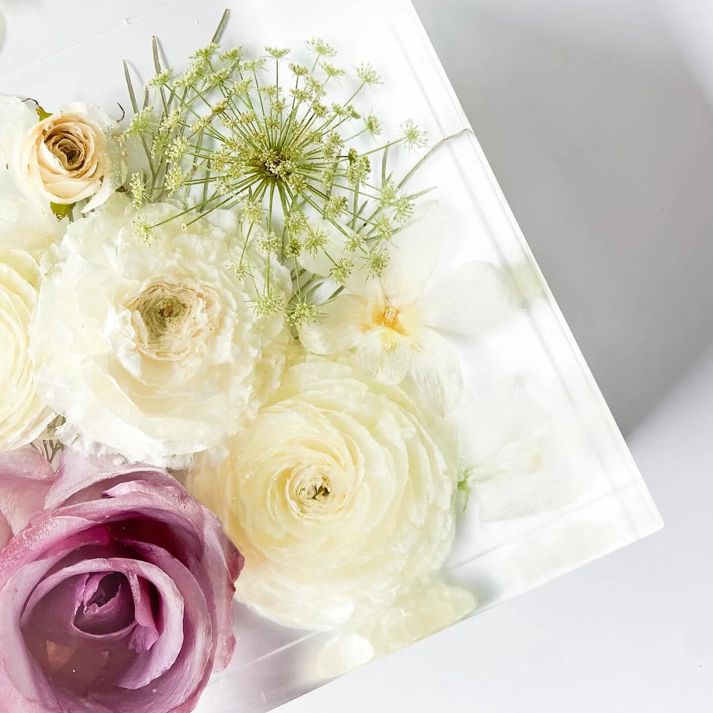 For Chanel 🤍
&bull;
&bull;
&bull;
Mould - @moldi.resinmolds (use &lsquo;Clarissa10&rsquo; for a discount) 
Resin - @barnesproducts 
&bull;
&bull;
&bull;
&bull;
#resinart #weddingbouquet #wedding #floweresin #floralart #presevedflower #weddinggift #b