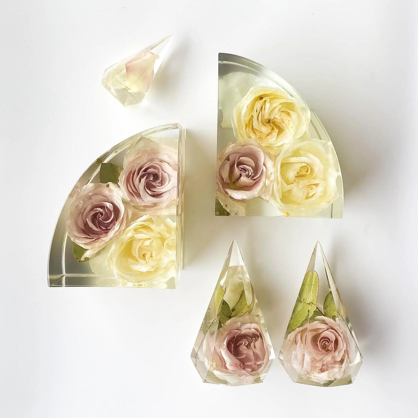 For Jacqui 🤍
&bull;
&bull;
&bull;
Mould - @aajmolds 
Resin - @barnesproducts 
&bull;
&bull;
&bull;
&bull;
#resinart #weddingbouquet #wedding #floweresin #floralart #presevedflower #weddinggift #bouquet #resincrafts #weddinginspiration #weddinginspo 