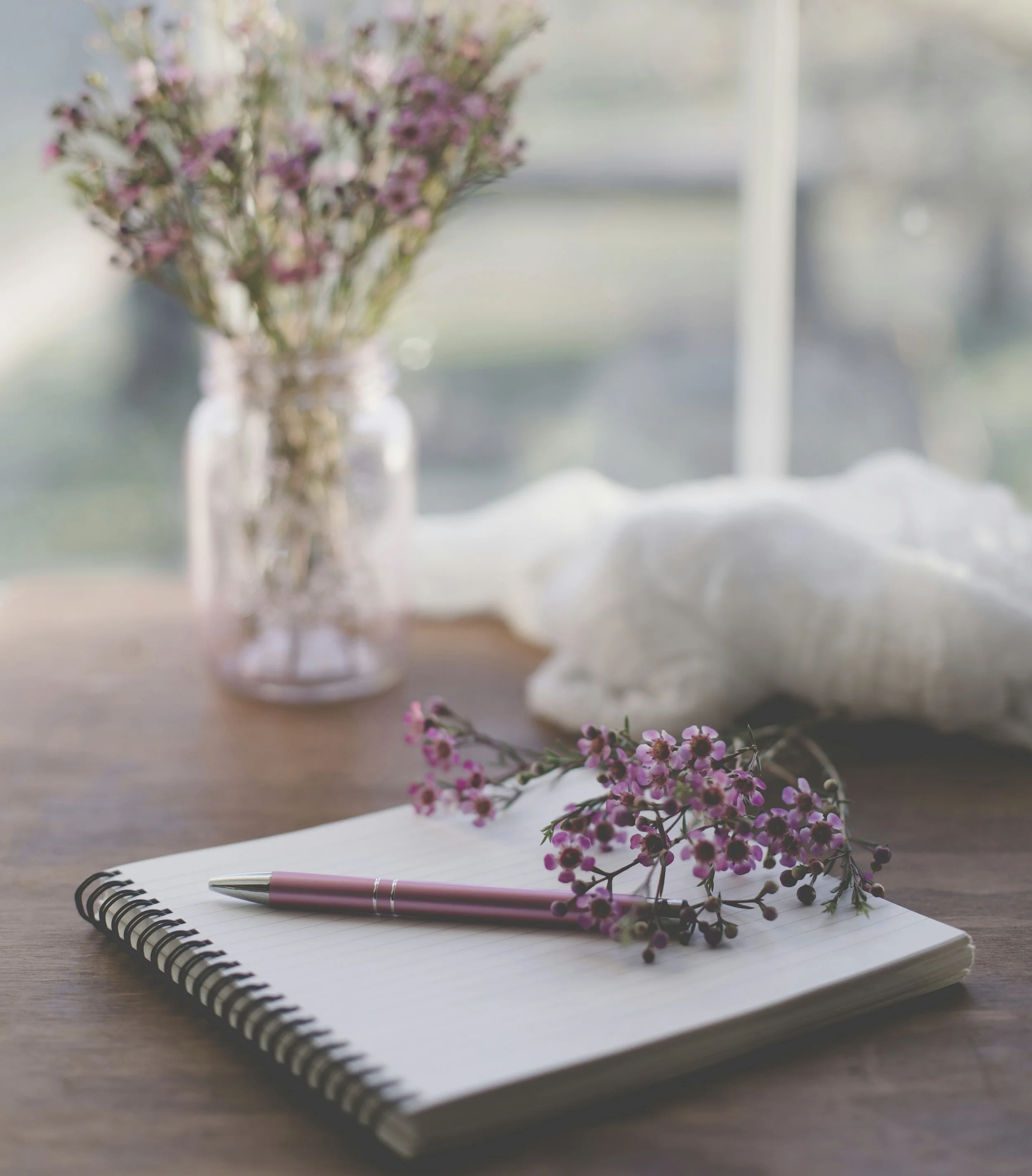 FIVE ACTUALLY HELPFUL JOURNAL PROMPTS TO TRY