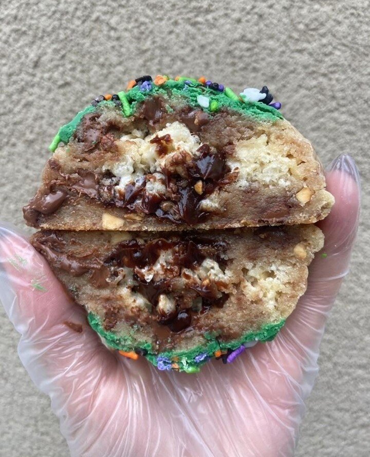 Dessert lovers, we present to you... Monster Mash by one of our FAVORITE companies, @campisiscookies !!!⁠
⁠
This cookie will be  featured in the fall/Halloween line up was created based on a few of the baker's favorite Halloween candy! ⁠
⁠
Krackle ba