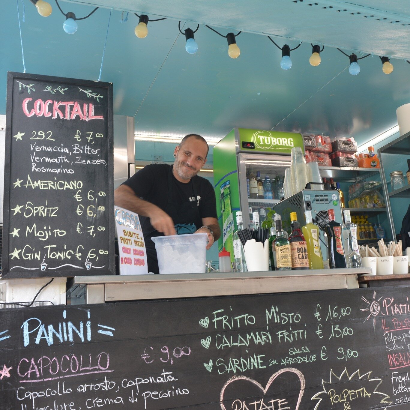 Alessio, il nostro barista Cuglieritani, maneggia il ghiaccio con competenza, essendo il &quot;serial chiller&quot;. 🤪 Anche &quot;hot&quot;. 😁

 #292foodtruck #cuglieri #leonardomarongiuchef #sardegnastreetfood #monolithkamadogrill #cantinadellave