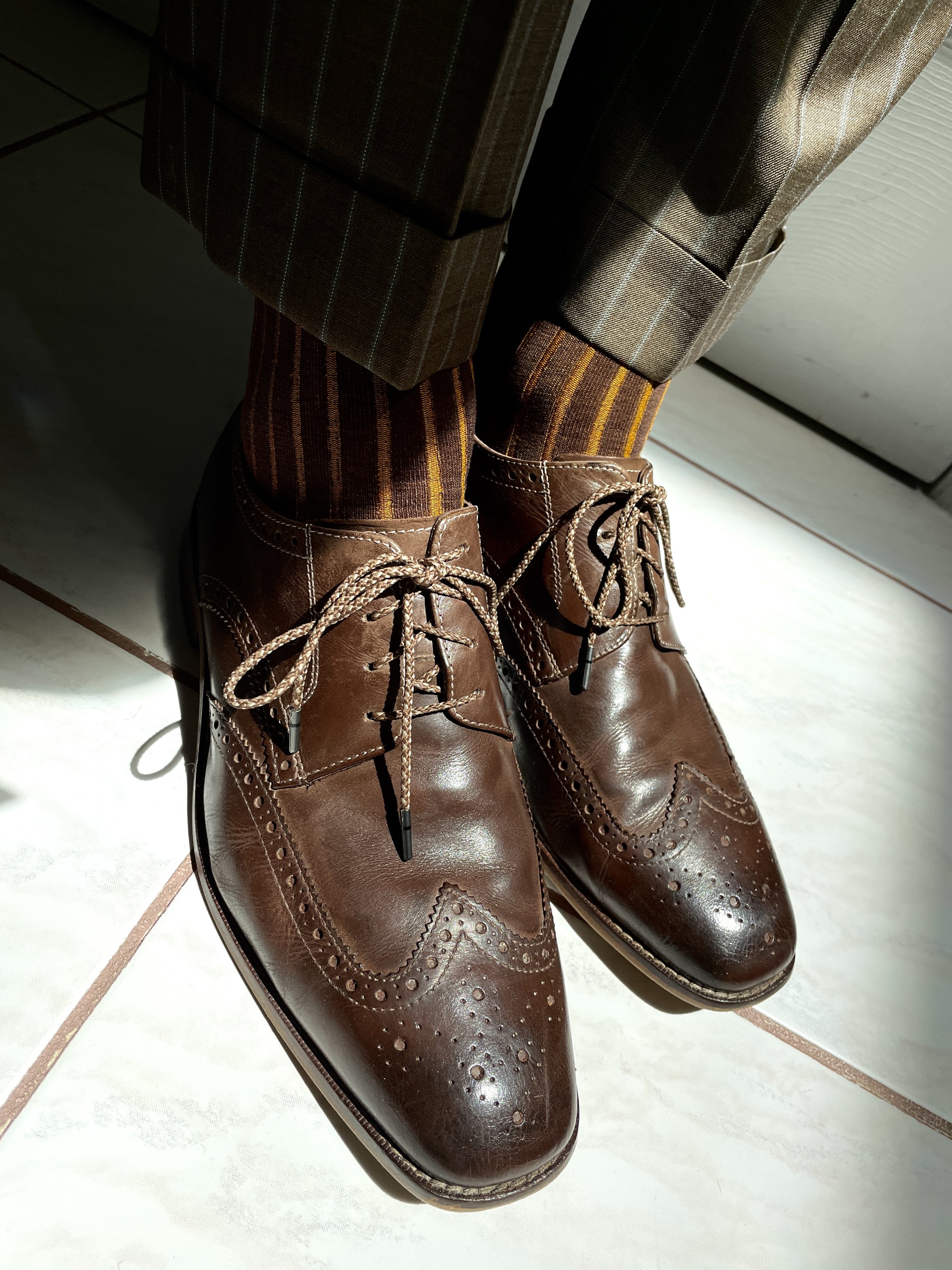 The brown/gold connection develops down below with these Celchuk shadow stripe socks and Whiskers two-tones laces, adding a nice unique touch while keeping with theme.