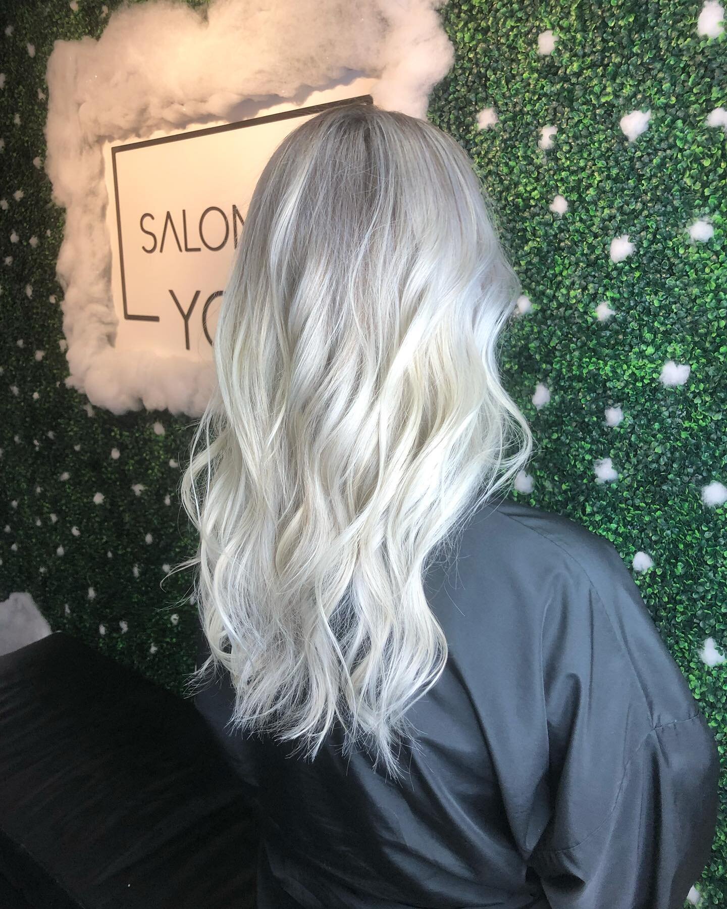 WHITE Christmas 🎄 
Hair done by @hairbymosescho 

#salonbyyoo #onlyou

For customer satisfaction, a 1:1 consultation will be performed before any service.

For appointment/consultation
DM / call at 8089551600
Email info@salonbyyoo.com
Www.salonbyyoo
