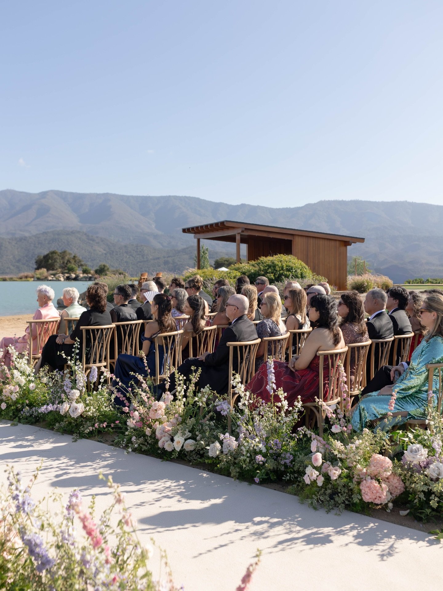 An aisle full of flowers leading to the ceremony is the most magical setting 🤍

Bride @brycegaston.events @brycegaston.wedtips 
Planning &amp; Design @eventoftheseason
Floral Design @espritfloralco 
Photography @taylerashleyphotography 
Videography 