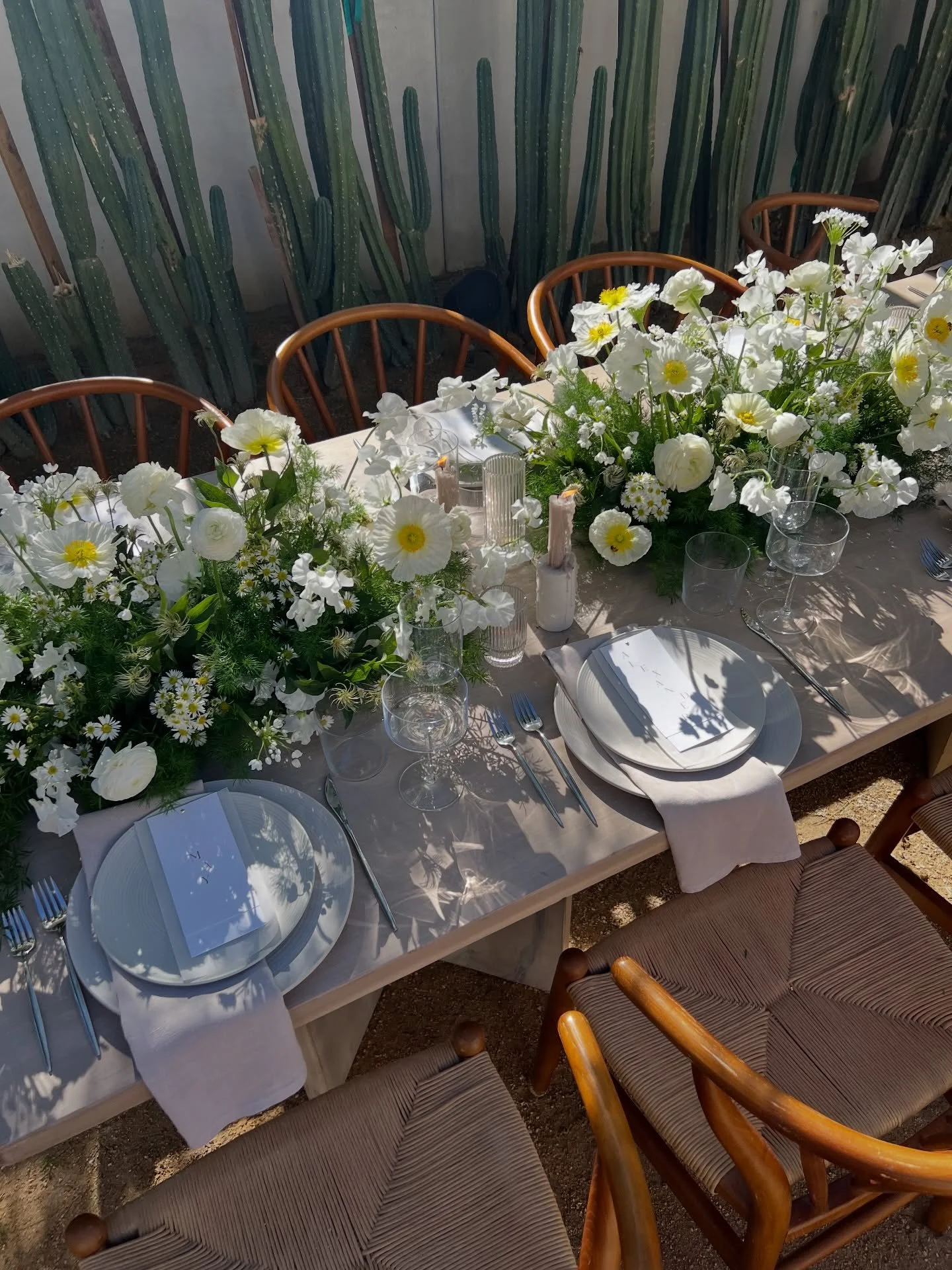 We are back at @drift.hotels Palm Springs this weekend for our first wedding of 2026! Couldn&rsquo;t help but look back at photos from this pretty day with the best ✨

 Planning @ivryevents 
Creative director @styledbylinds_ 
Florals @espritfloralco 