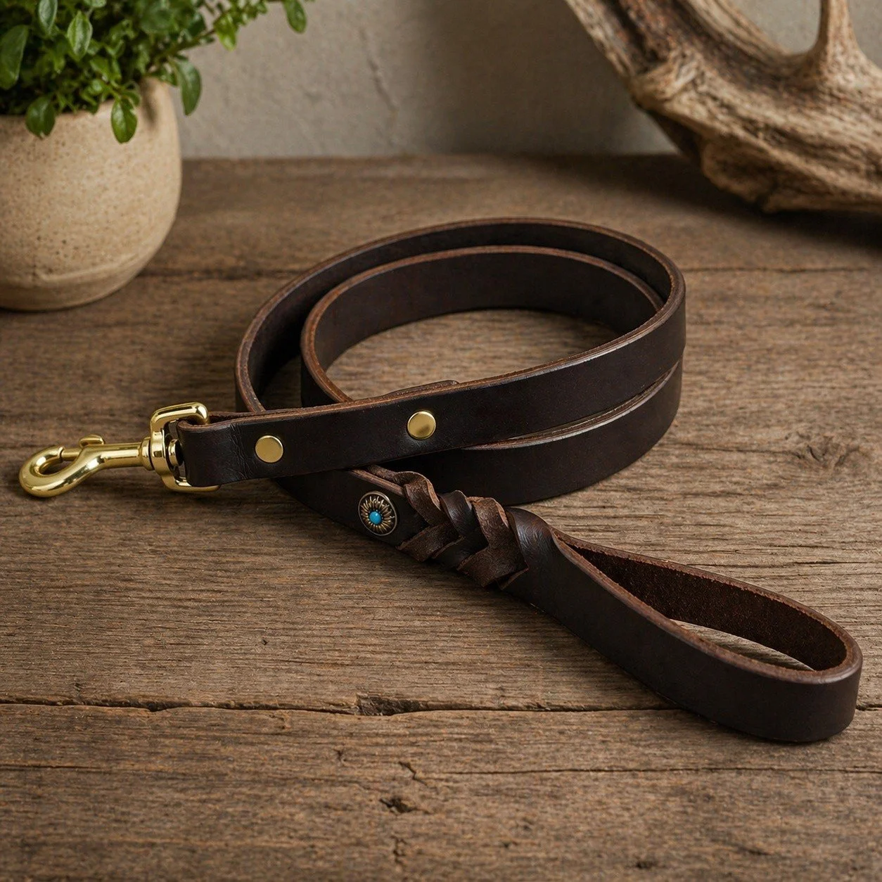 Luxury Handcrafted Latigo Leather Dog Leash – Timeless Elegance Meets Rugged Strength