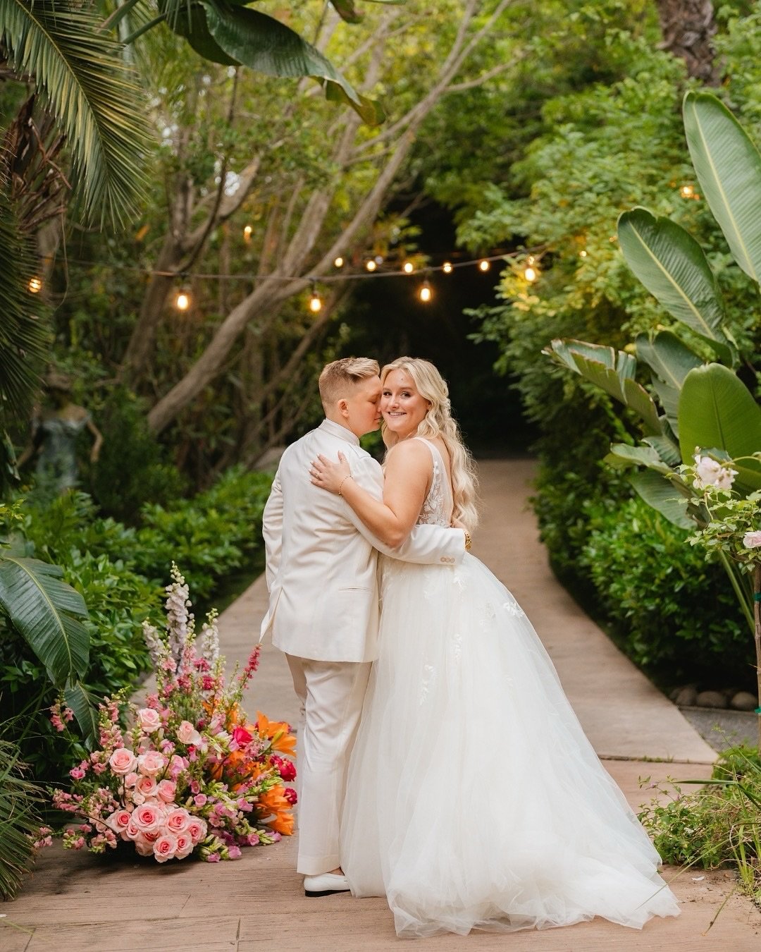 ERIKA + MELISSA 🥂🌸
They are light, kindness, and love personified. Happy (belated) anniversary!

Venue | @botanicathevenue 
Photography + Videography | @pamelatatz 
Florist | @bygeorgiadouglas 
Live Artist | @nicmartin_event 
Violinist | @benhoytvi