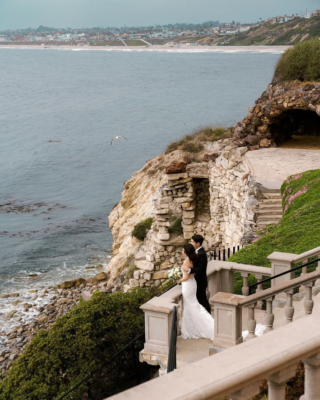⛪ A coastal wedding ceremony at The Neighborhood Church of Palos Verdes
⠀⠀⠀⠀⠀⠀⠀⠀⠀
Ceremony Venue | @ncpveweddings 
Reception Venue | @losverdesgcevents 
Photography | @pamelatatz 
Florist | @mitsuko_floral 
Cake Artist | @buttercreambakeries 
Photo B