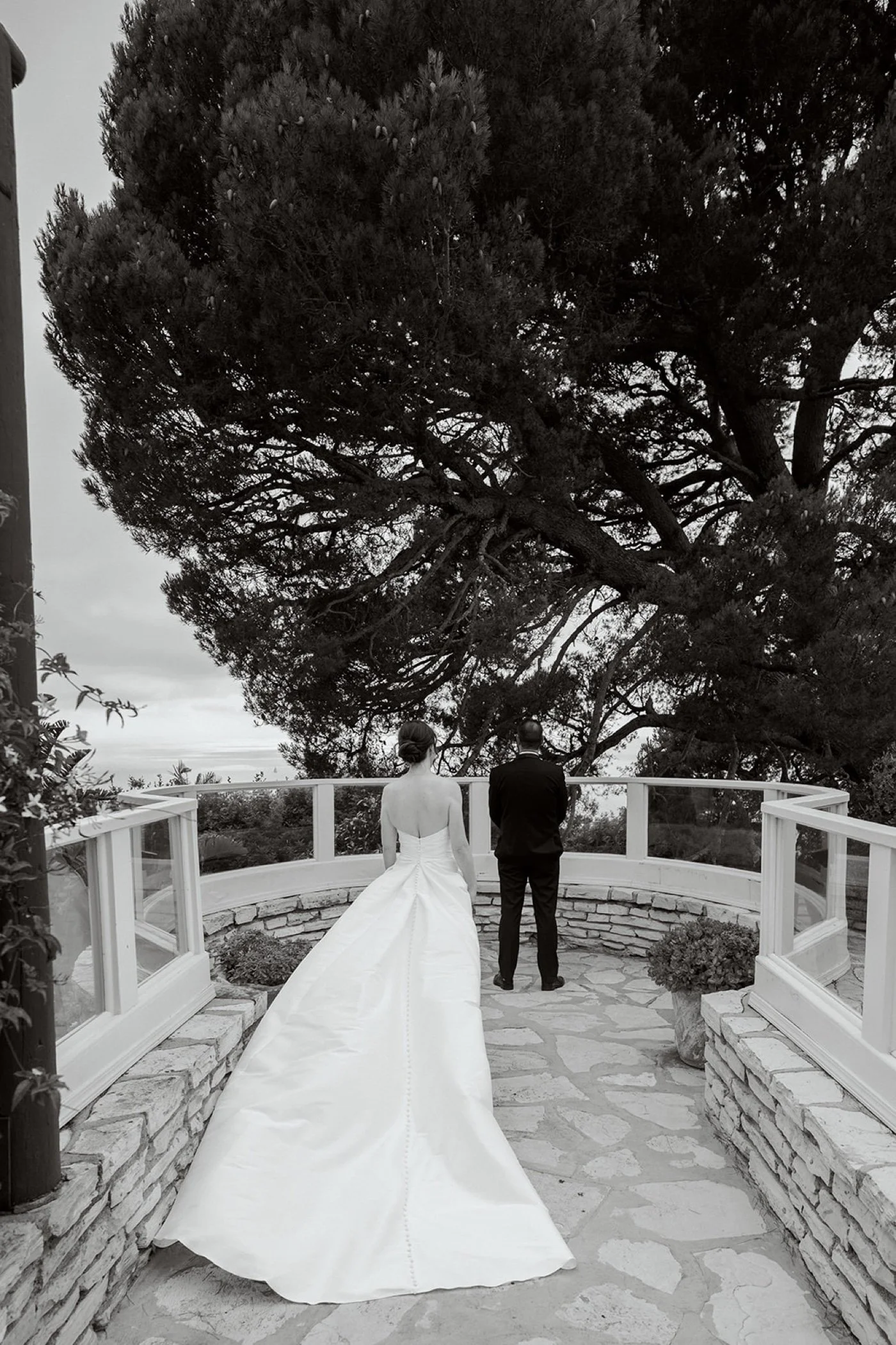 a black and white photo of a bride walking up to the groom for their first look at la venta inn in palos verdes estates california
