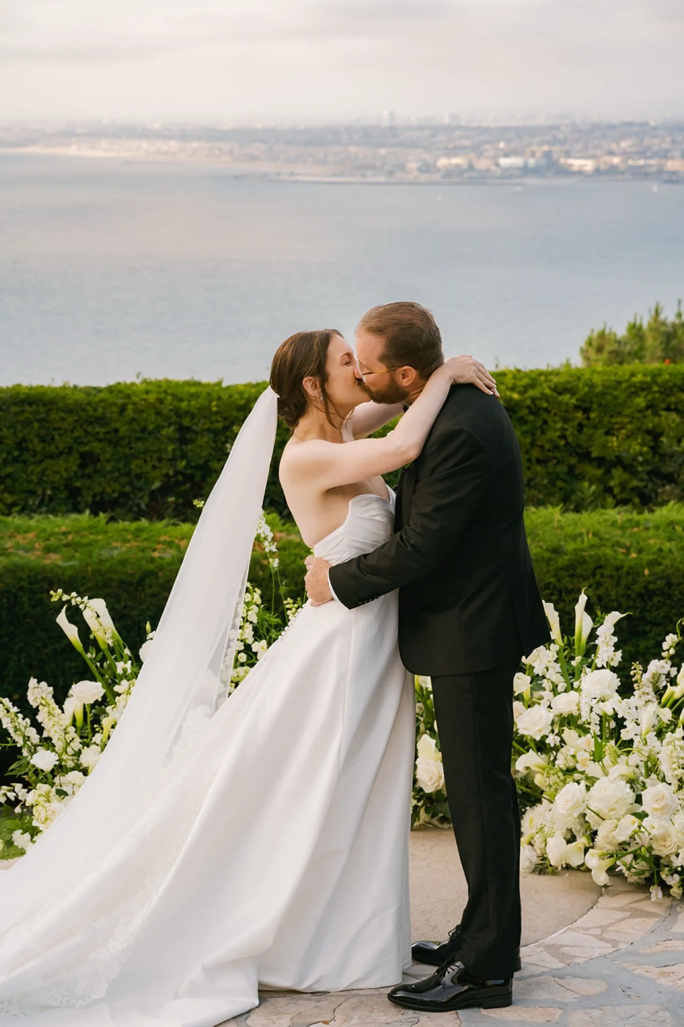 a wedding ceremony at la venta inn in palos verdes estates california