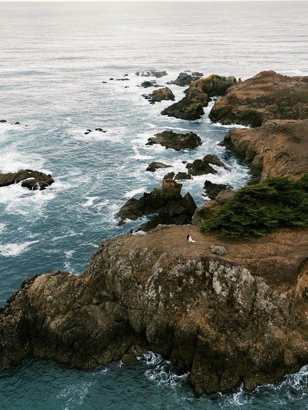 The definition of romance: A wedding on the Northern California coastline at Sea Ranch Lodge. 
⠀⠀⠀⠀⠀⠀⠀⠀⠀
Cohosts | @kaybebephotography @fayeferncreative 
Venue | @thesearanchlodge 
Design &amp; Planning | @fayeferncreative
Linens | @luxe_linen
Linens